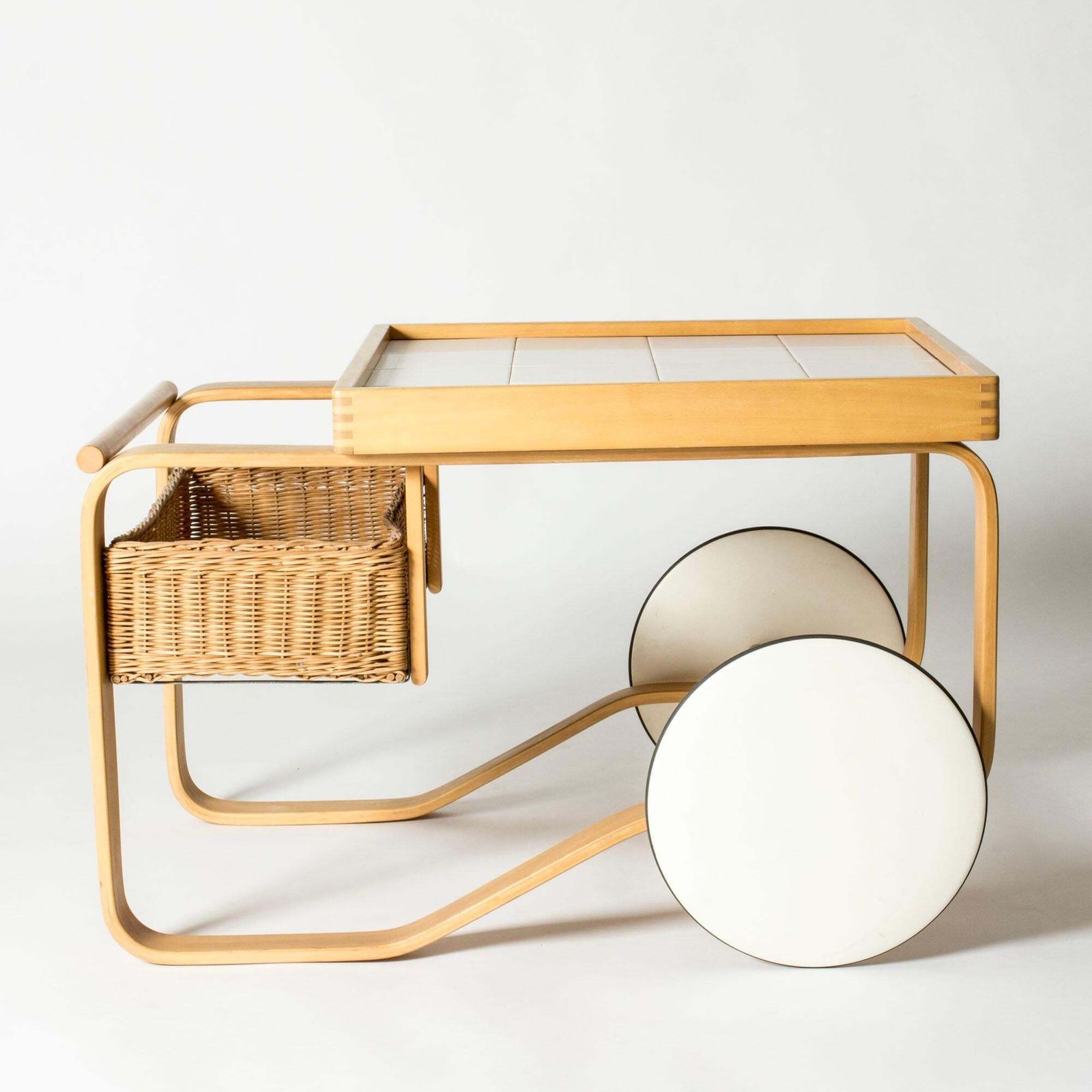 Chariot à thé finlandais modèle 900 par Alvar Aalto, Artek, Finlande photo furniture