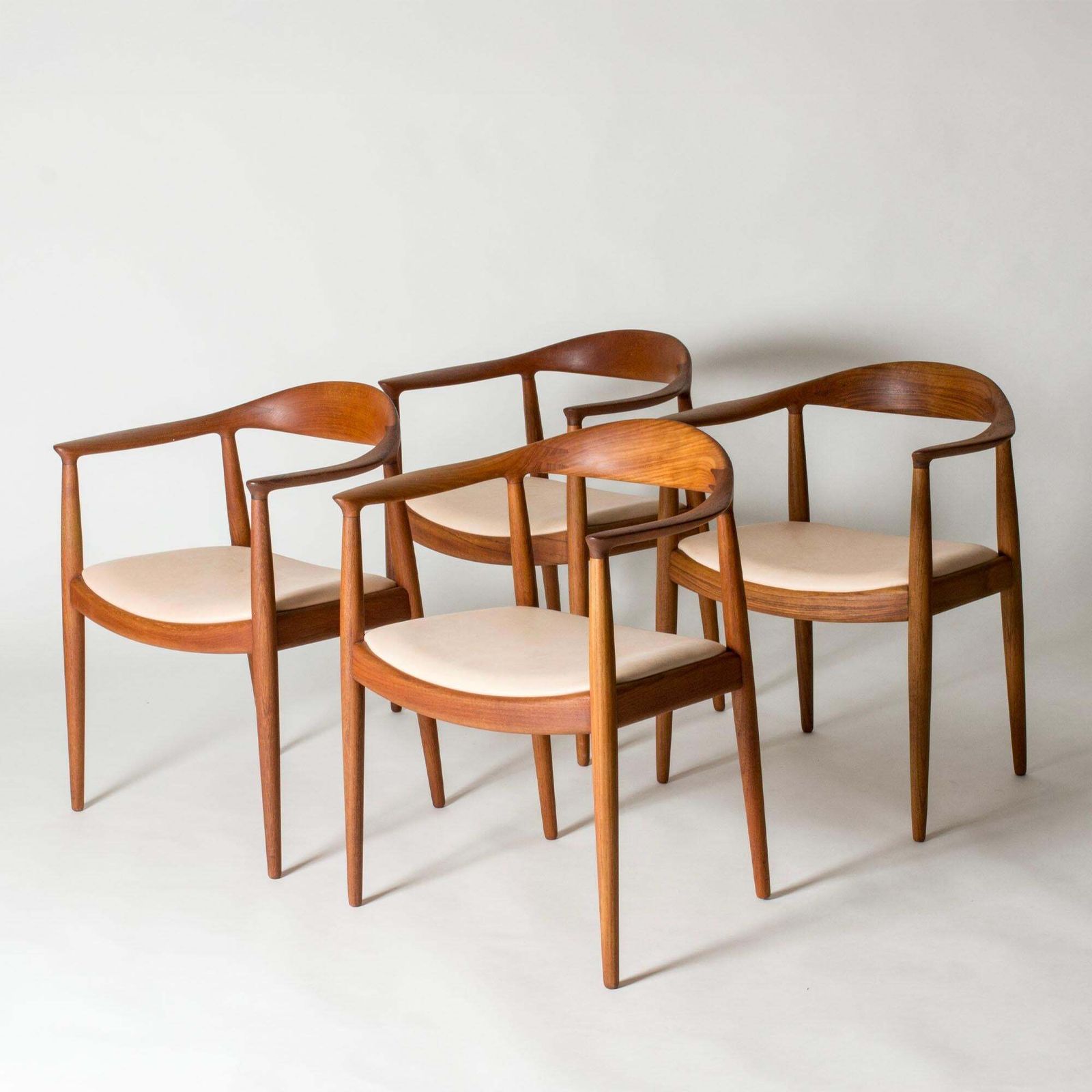 Set van vier "The Chair" eetkamerstoelen van Hans J. Wegner photo furniture