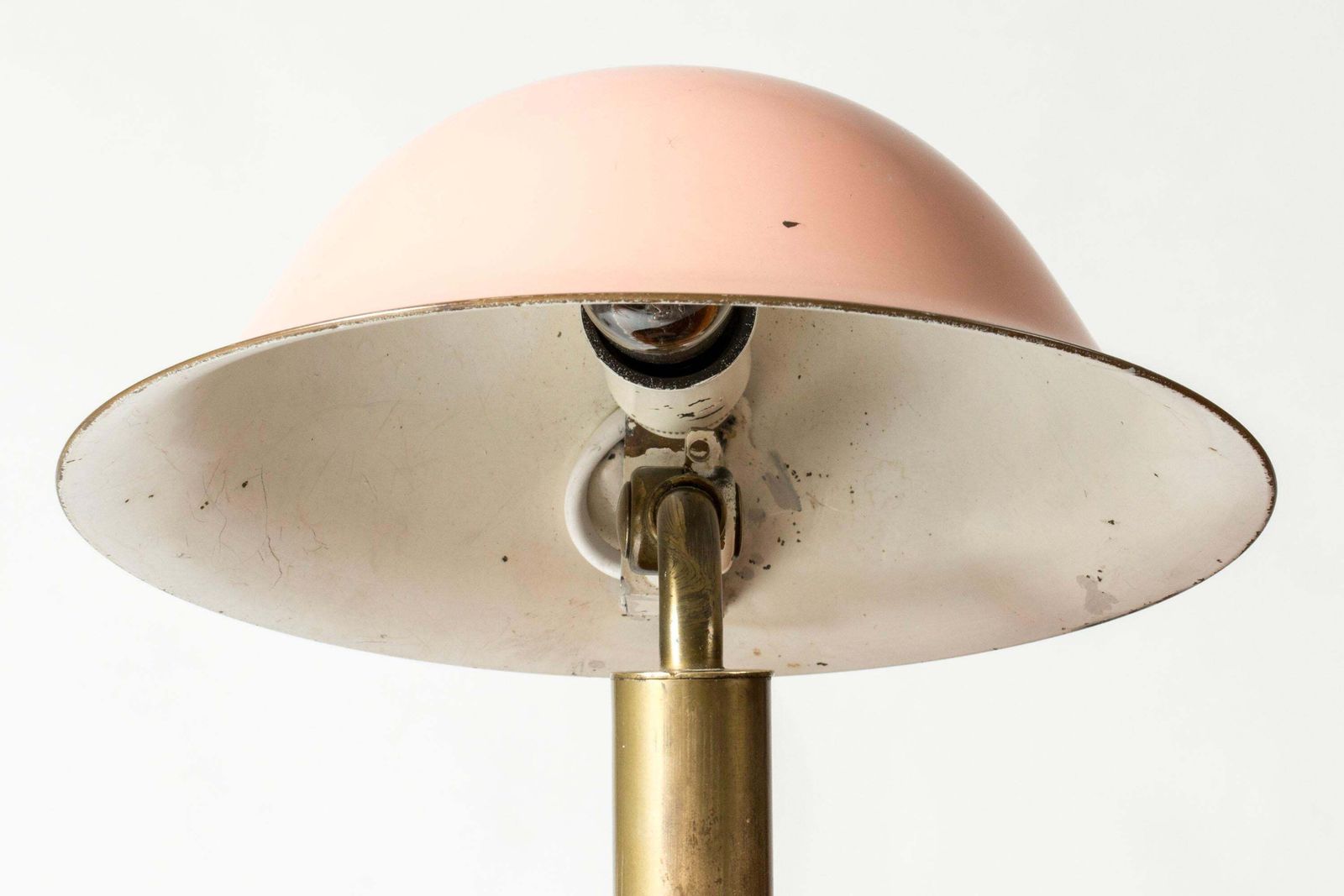 photo furniture Scandinavian Modern Tafellamp van Boréns, Messing & Roze Lak, jaren 1930