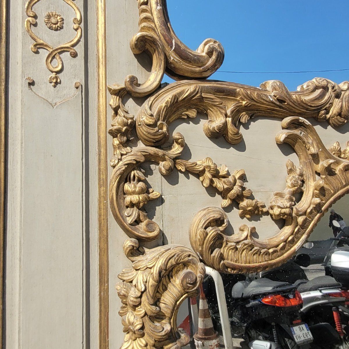 Grand trumeau de style Louis XV en bois doré et laqué, XIXe siècle photo for sale