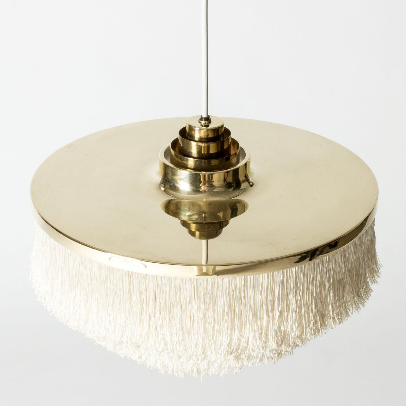 Scandinavian Modern Hans Agne Jakobsson messing en zijden hanglamp, model T 603 photo vinterior