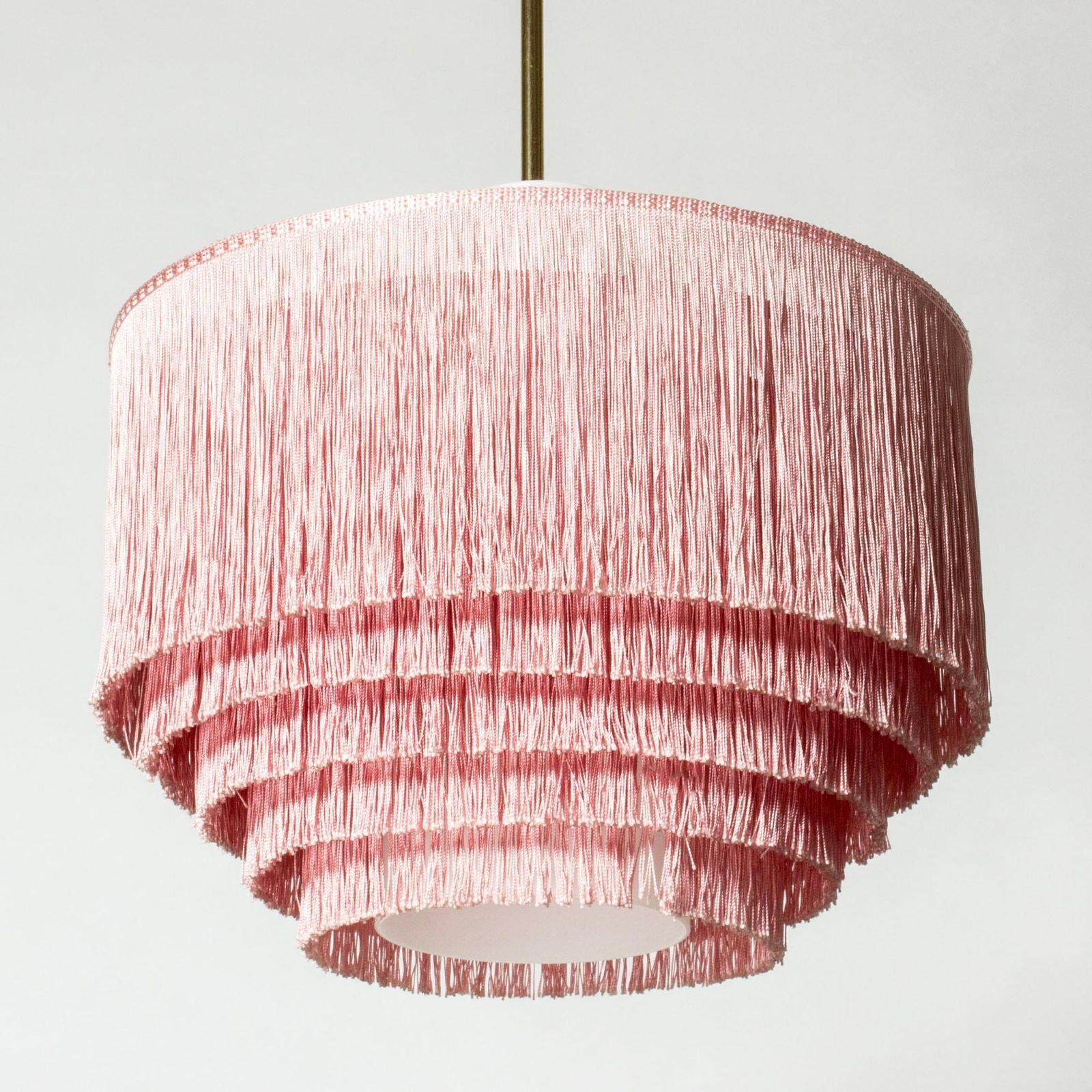 Zeldzame Hans Agne Jakobsson Fringe hanglamp, messing en opaalwit glas photo Verlichting
