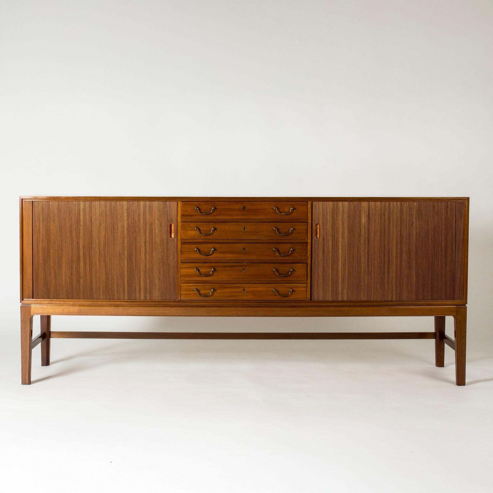 Mid-Century Modern Mahogany Dressoir by Ole Wanscher, jaren 1940 photo furniture