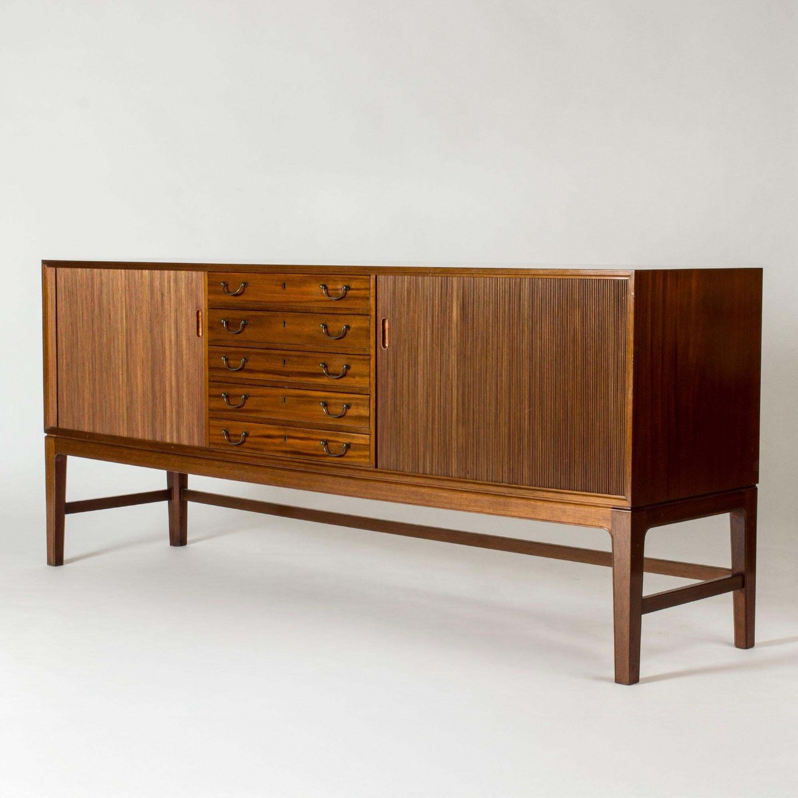 Mid-Century Modern Mahogany Dressoir by Ole Wanscher, jaren 1940 photo for sale