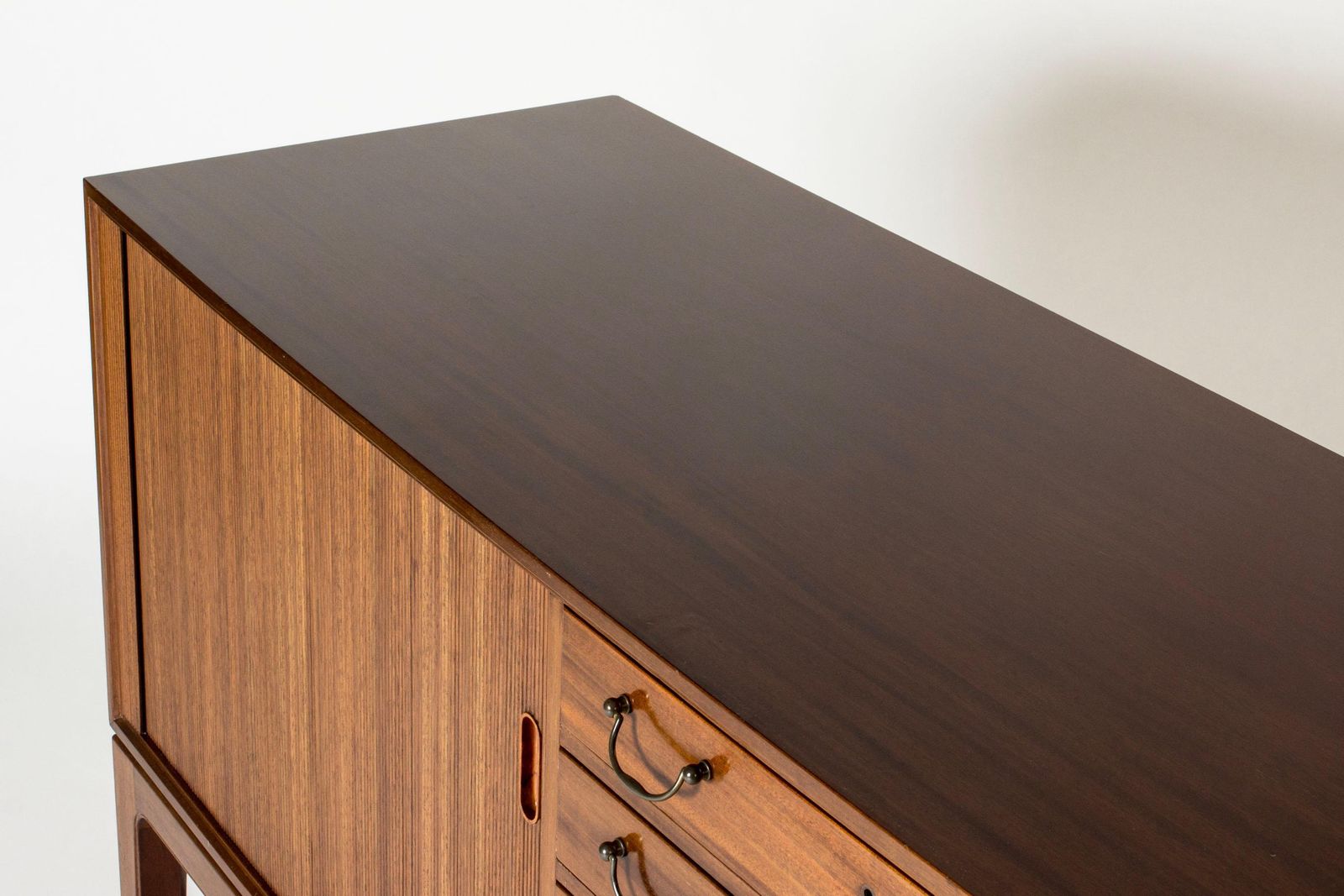 photo furniture Mid-Century Modern Mahogany Dressoir by Ole Wanscher, jaren 1940
