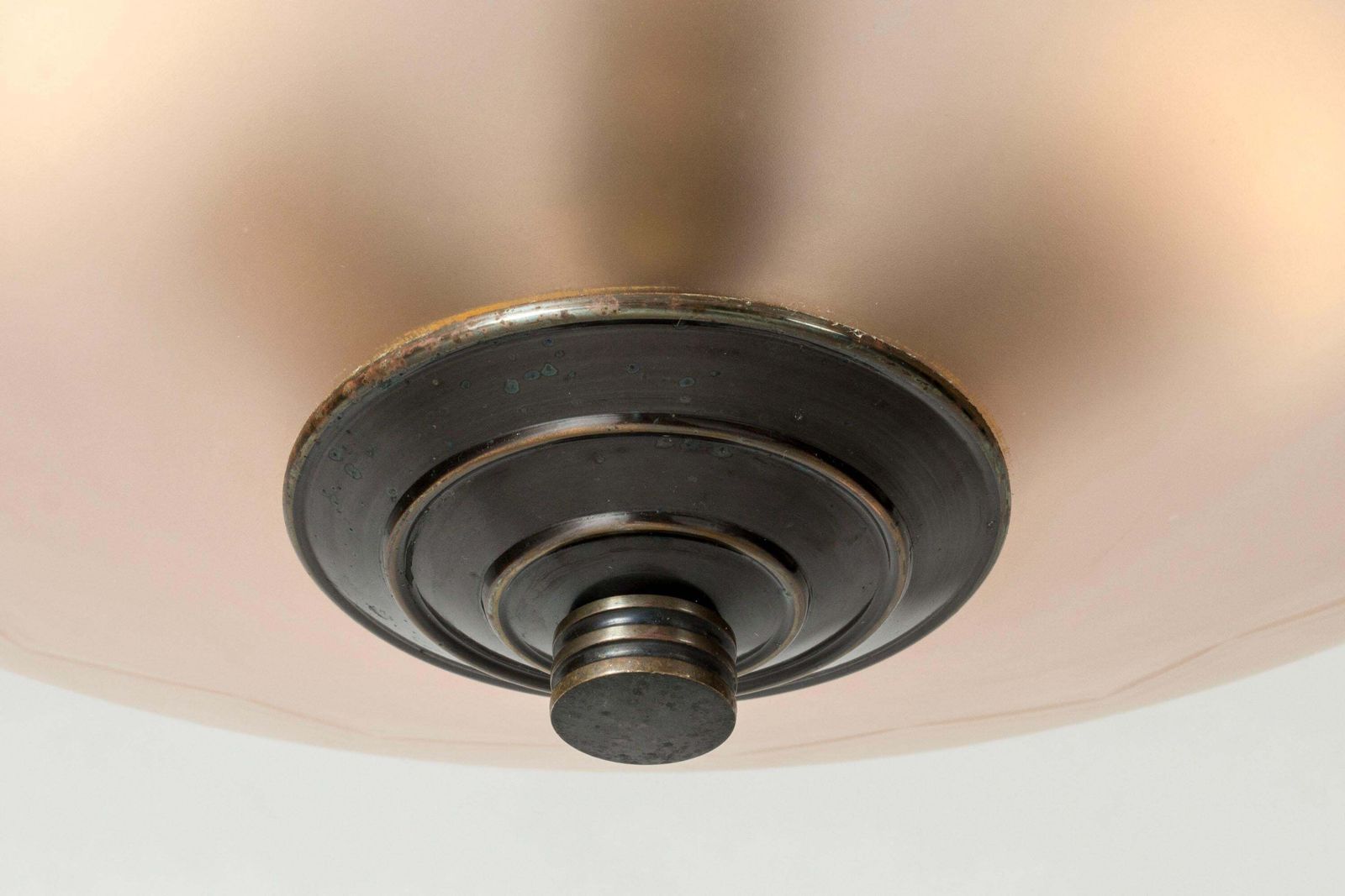 Edward Hald Plafondlamp, Perzikkleurig Glas & Metaal, Zweeds Design, jaren 1920 photo Verlichting