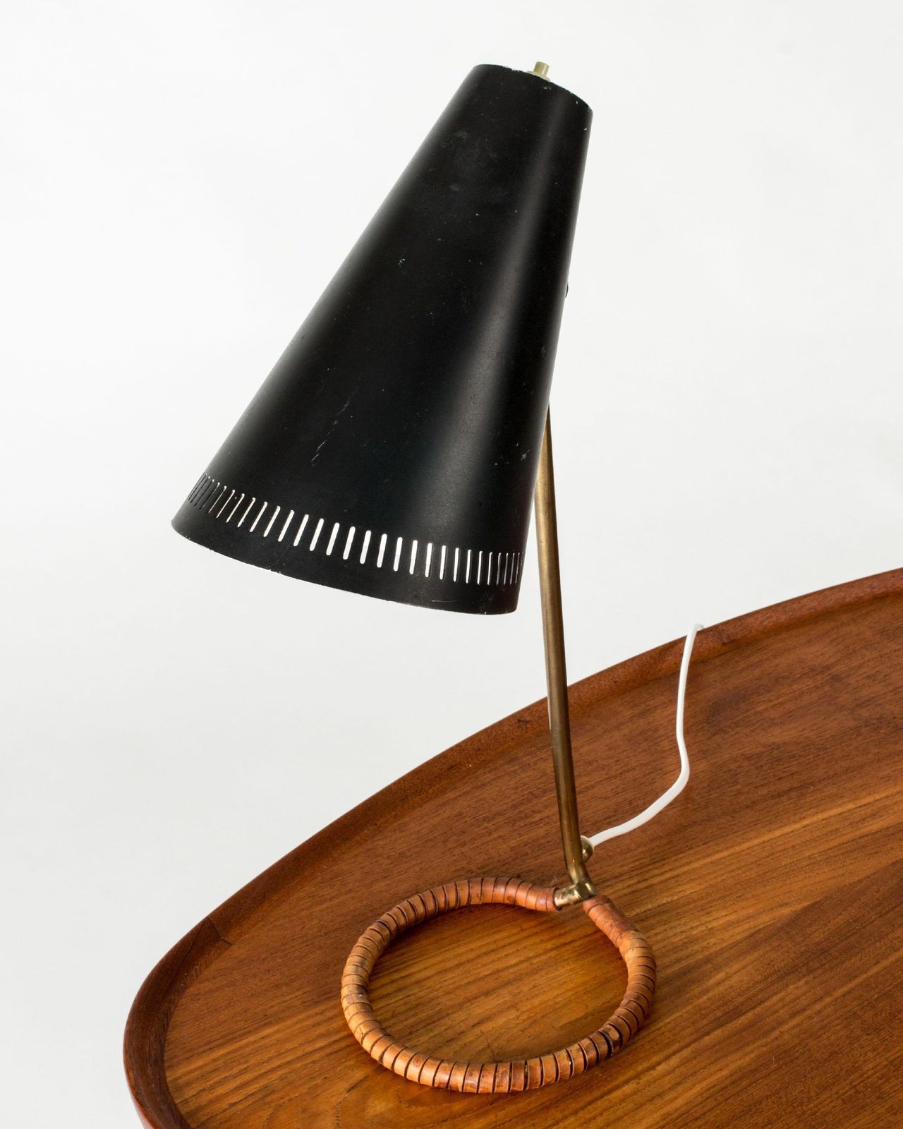 Lampe de table mid-century en laiton et cuir par Mauri Almari, années 1950 photo for sale