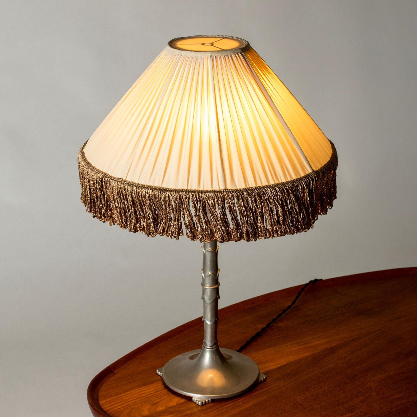 Harald Linder Swedish Modern tinnen tafellamp, organisch decor, 1931 photo vinterior