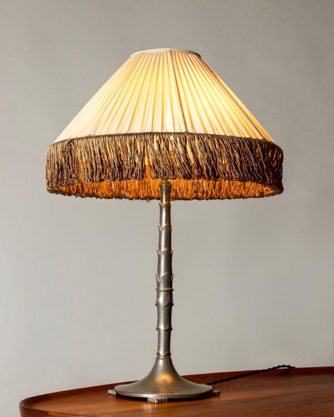 Lampe de table suédoise moderne en étain, décor organique, par Harald Linder, 1931 photo buy