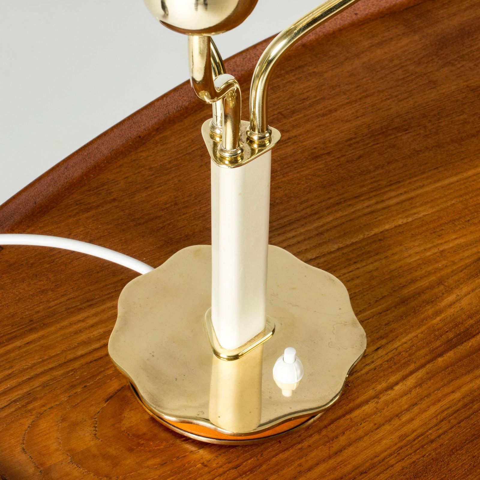 Zweedse Modern tafellamp uit de jaren 1940 van Harald Notini, in messing en hout photo 3667.0