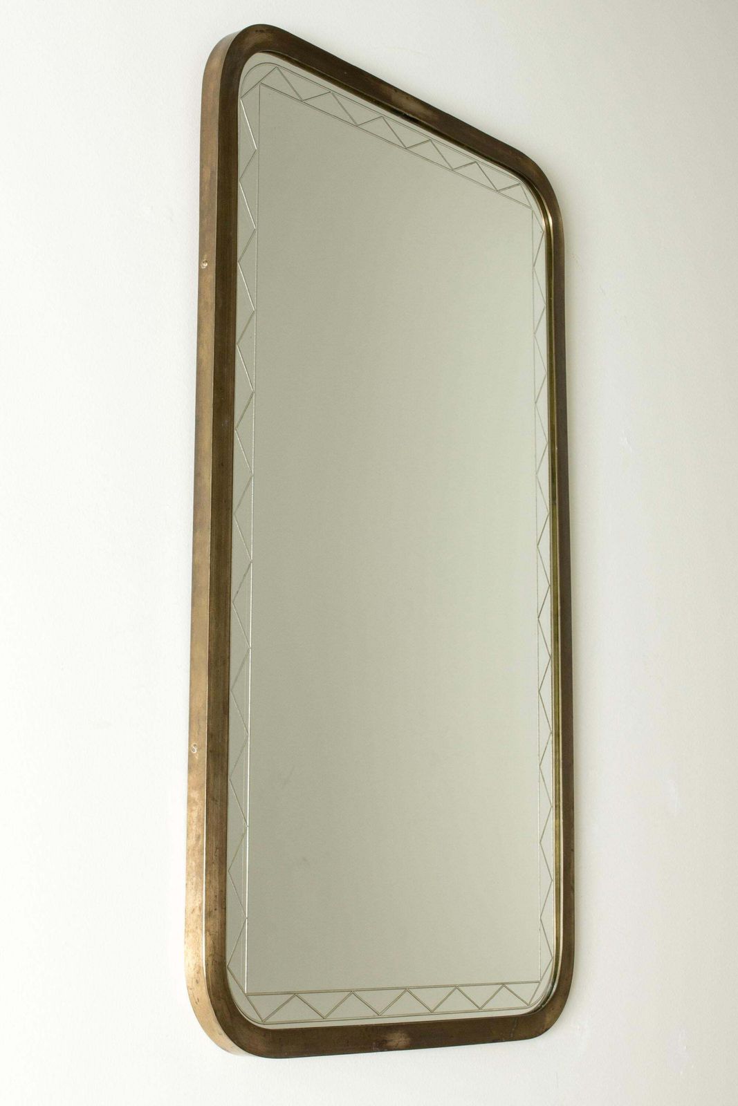 Miroir mural suédois moderne, monture en laiton, verre gravé, design années 1940 photo vinterior