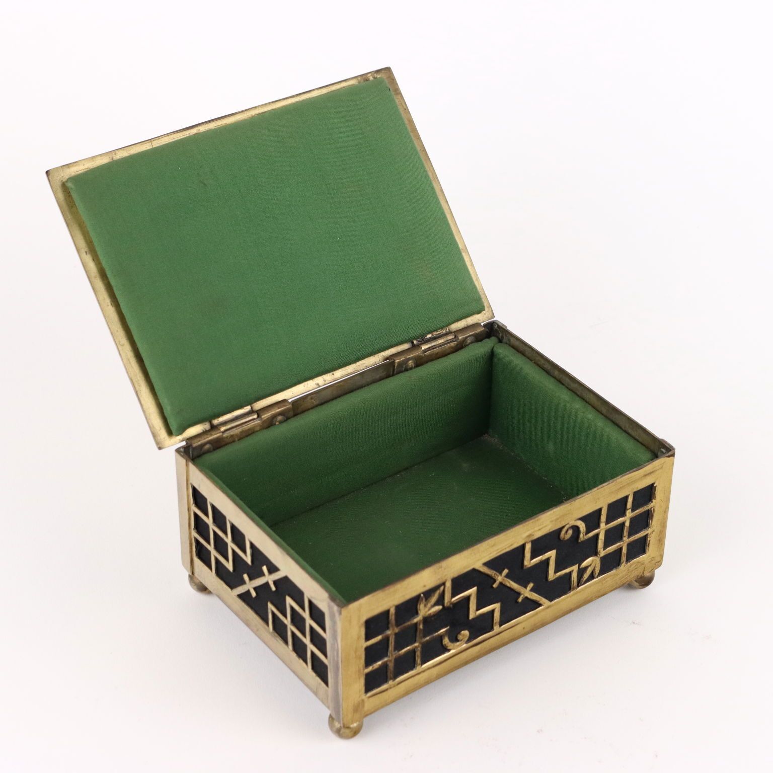 photo furniture Coffret Art déco en bronze et tissu, Europe, années 1920-1930