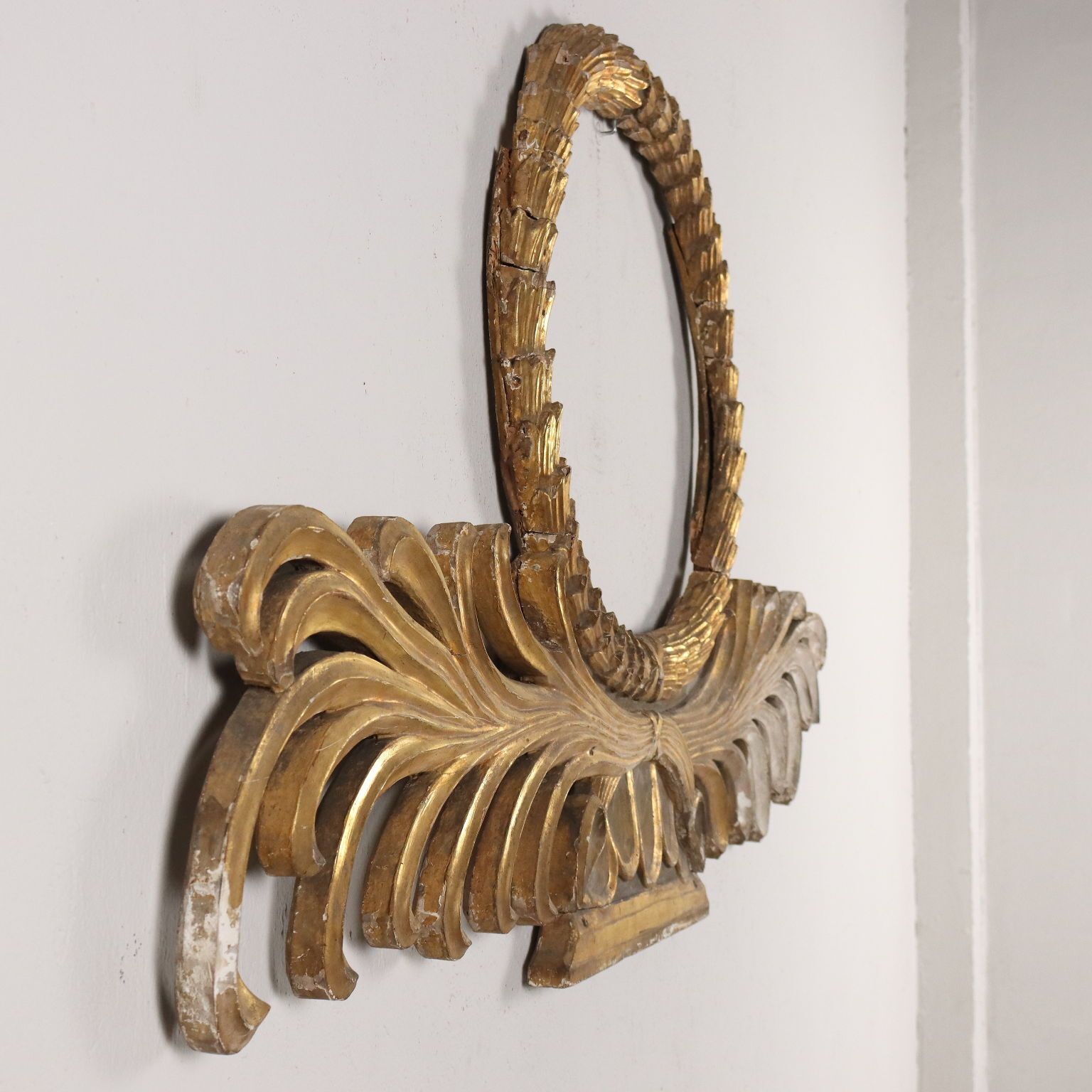 photo for sale Frise de dessus-de-porte d'époque en bois sculpté et doré, Italie, XIXe siècle