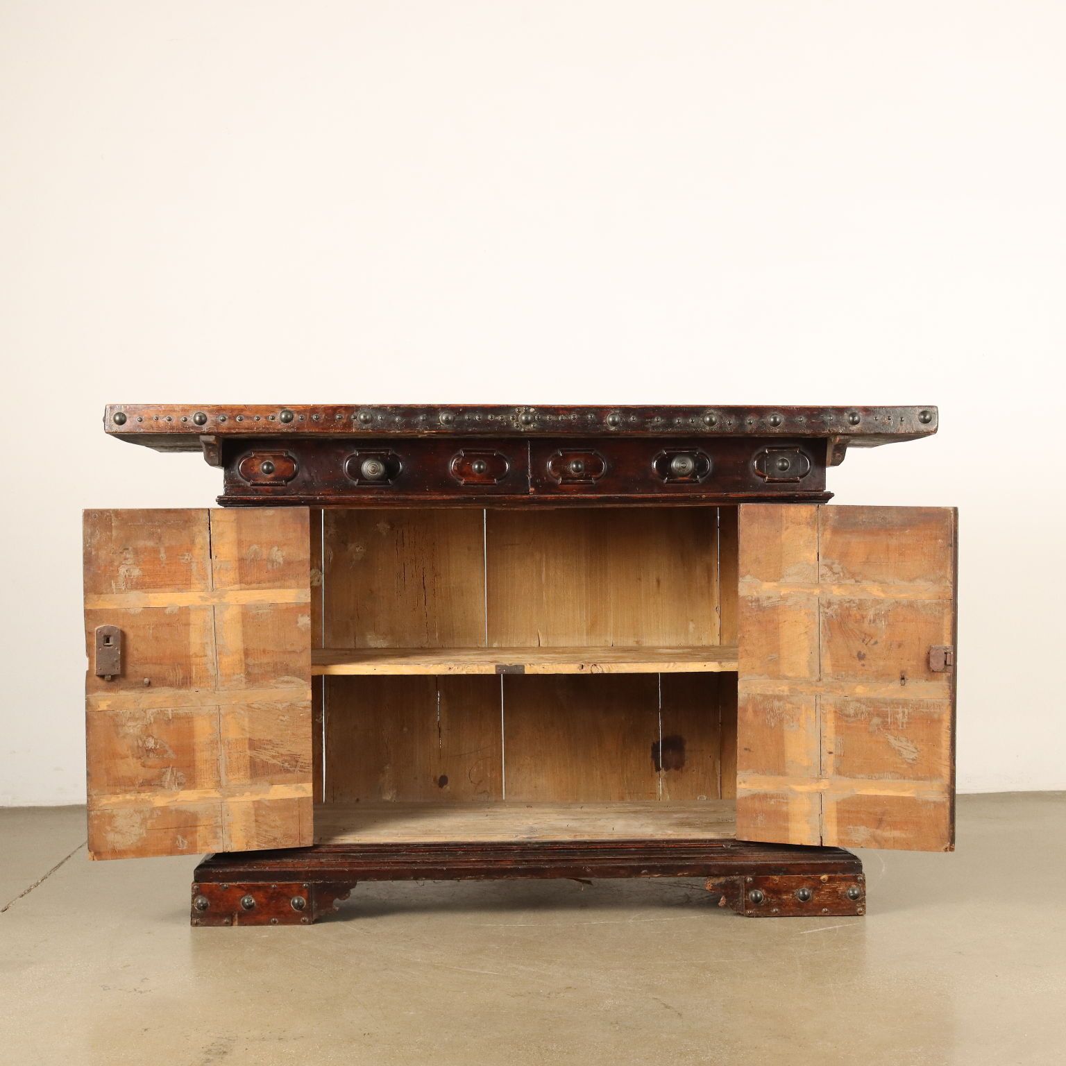 photo for sale Barok Walnoten Dressoir Met Metalen Siernagels, Emilia, 18e Eeuw