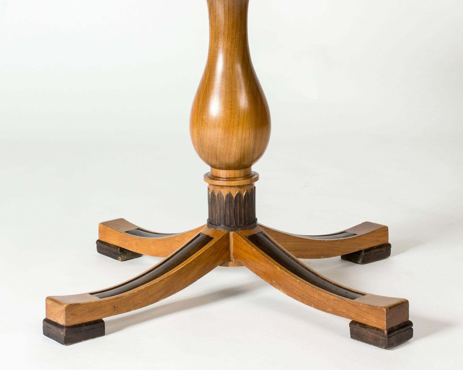 Modernistisch bijzettafeltje van Erik Chambert, Zweden, jaren 1930 photo furniture