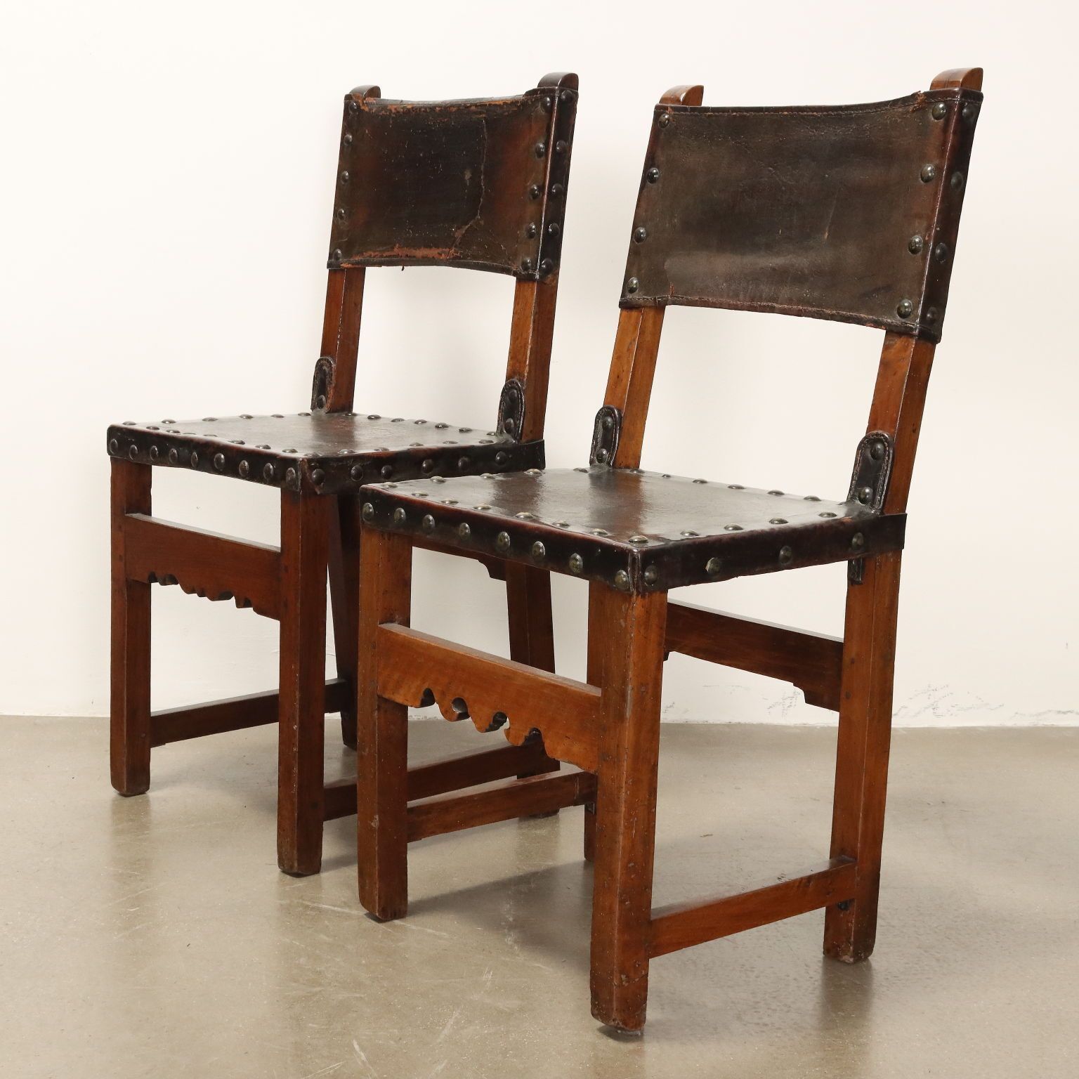 Barokke stoelen walnoot leer Italië 18e eeuw photo for sale