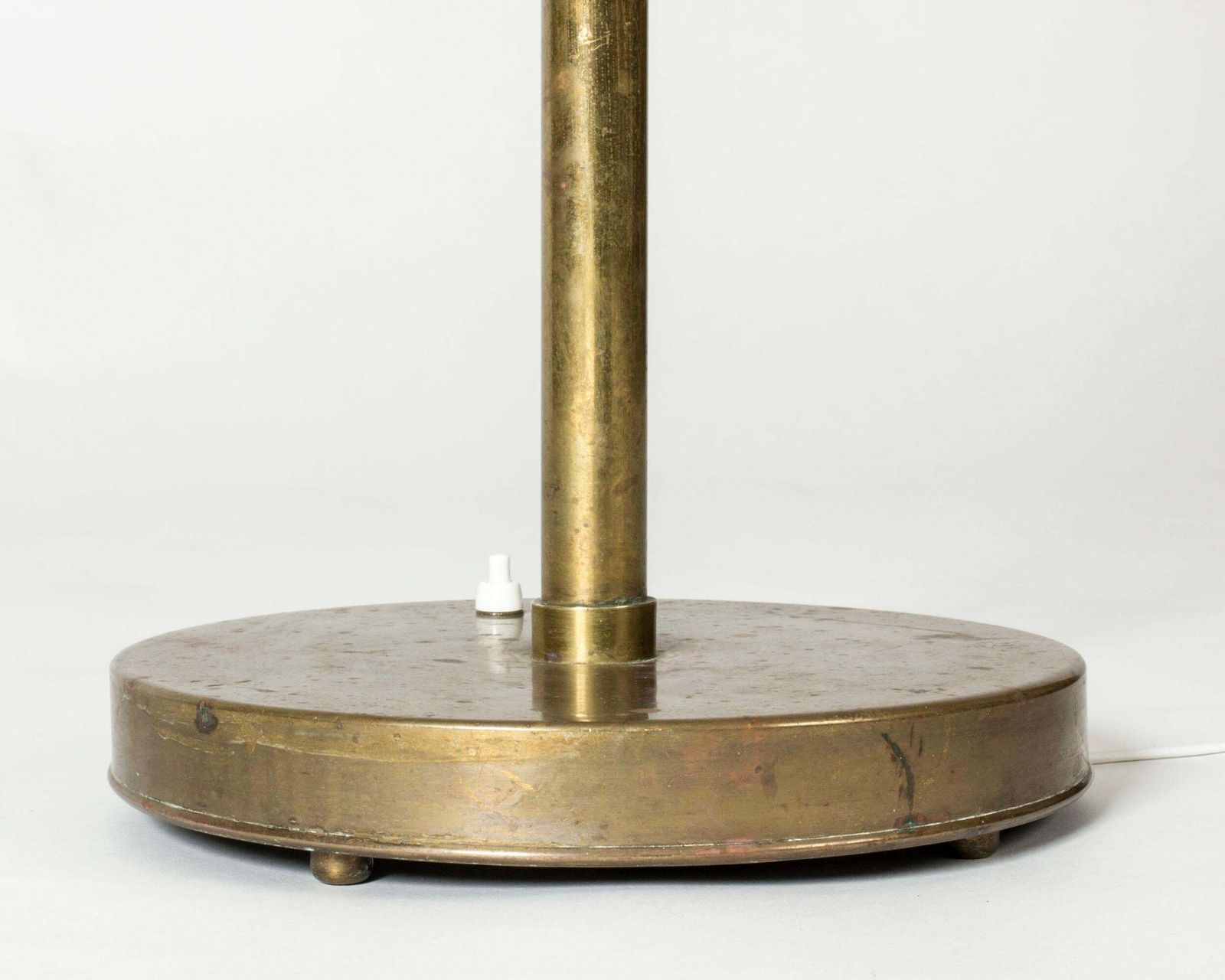 Finse Mid-Century Modern messing vloerlamp van Carl Axel Acking, Zweden, jaren 1930 photo for sale