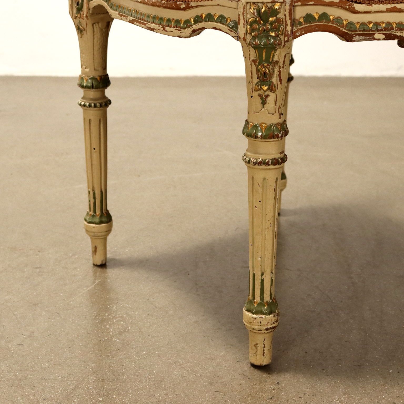 photo furniture Chaises laquées et dorées de style néoclassique