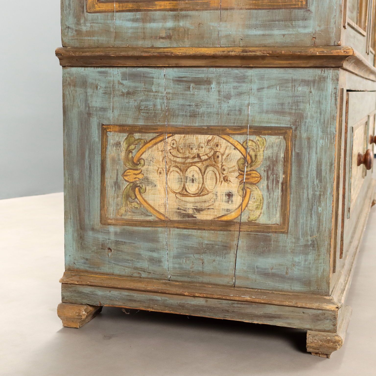 photo for sale Armoire de style baroque en bois laqué, XIXe siècle