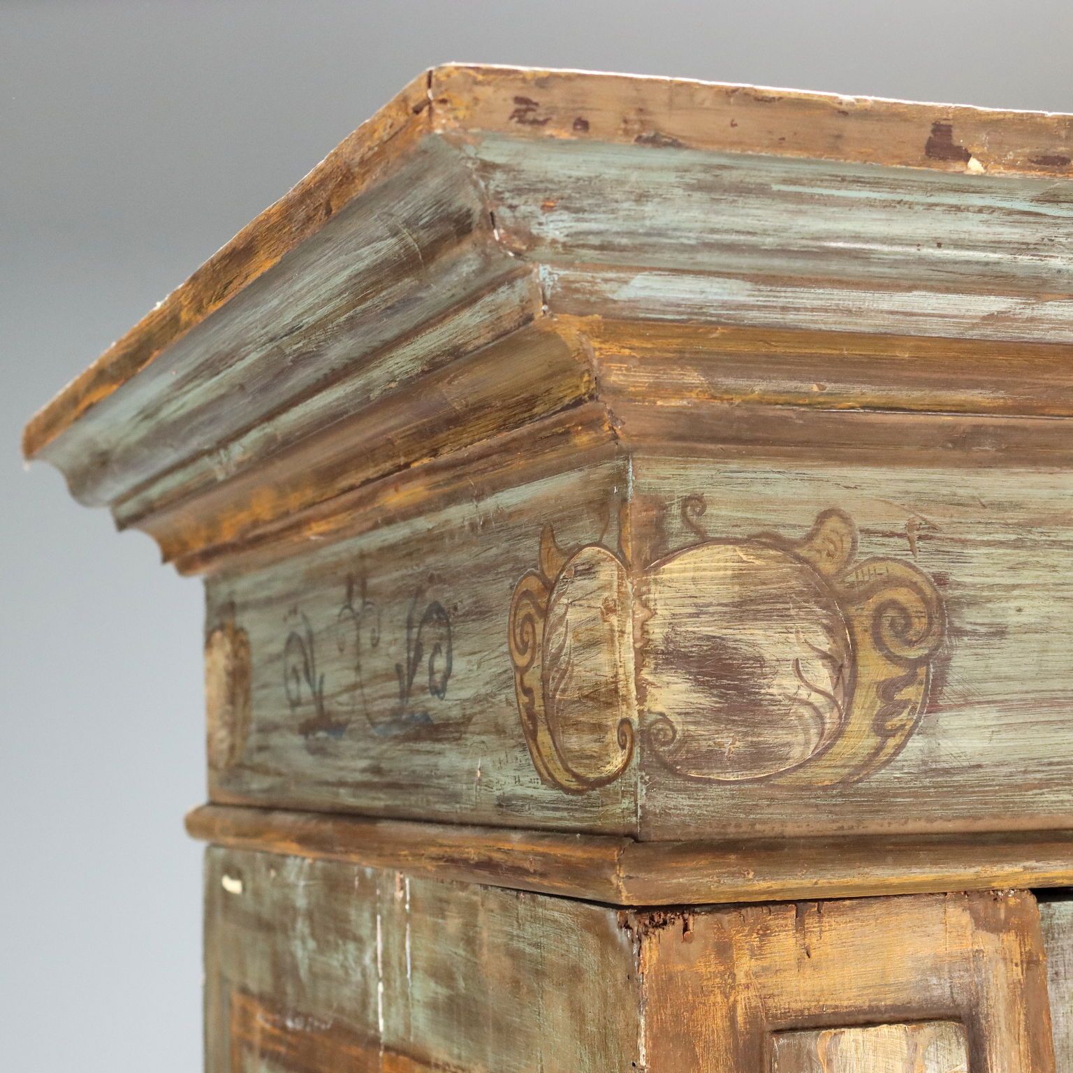 photo vinterior Armoire de style baroque en bois laqué, XIXe siècle