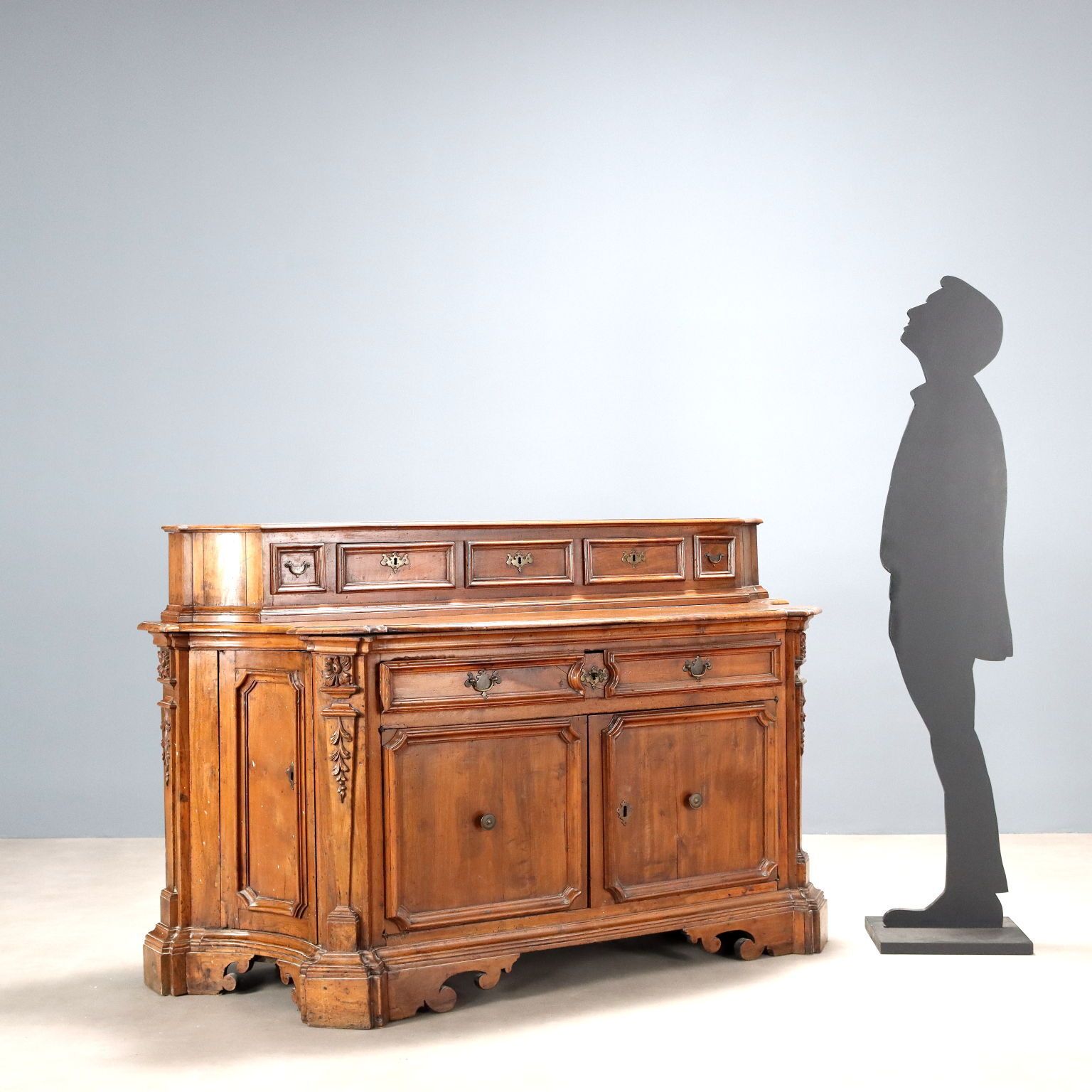 Buffet baroque à pans coupés en noyer photo furniture