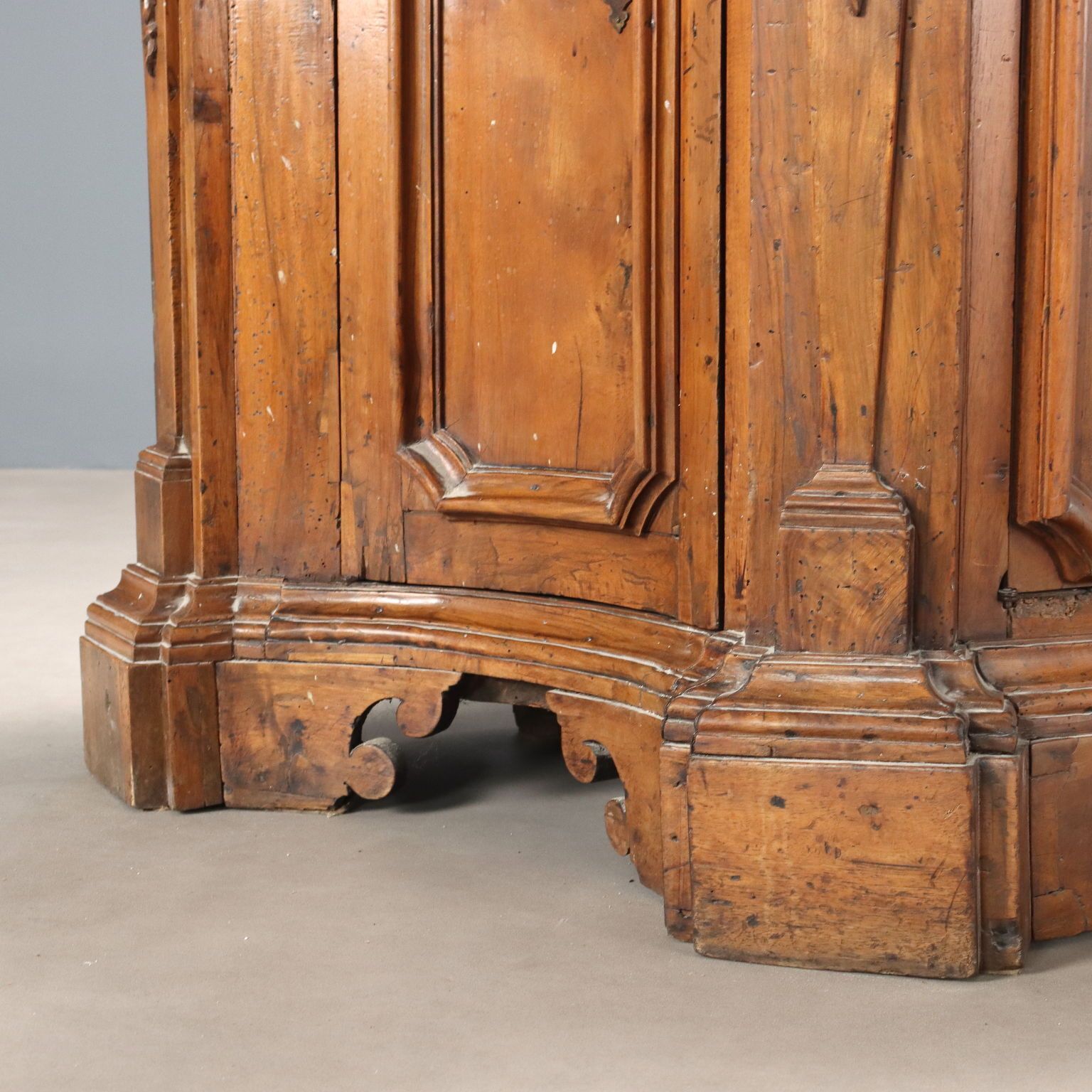 Barok dressoir met geschuinde hoeken in walnoot photo for sale