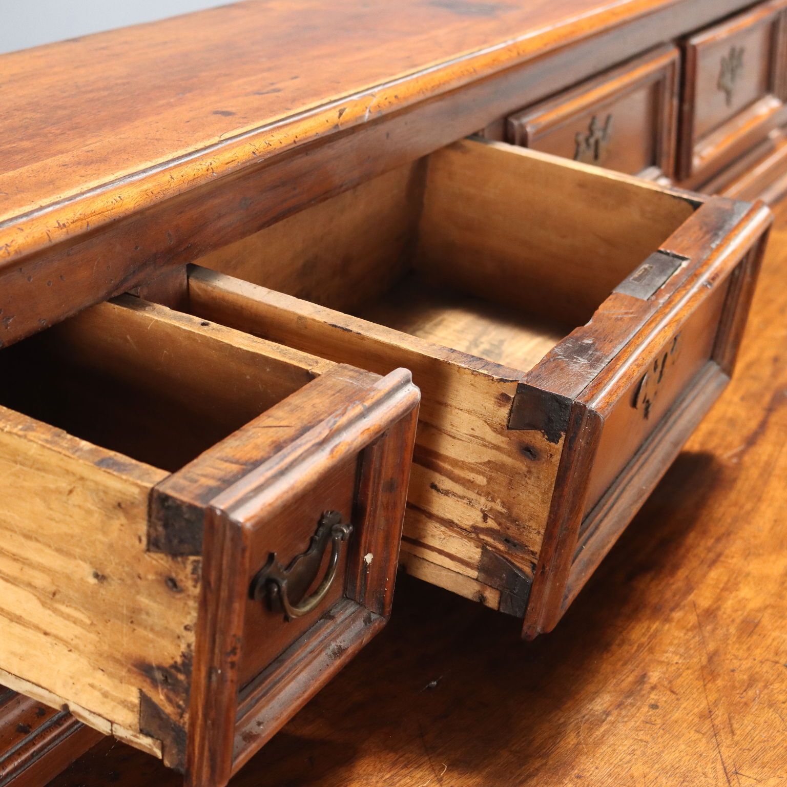 Barok dressoir met geschuinde hoeken in walnoot photo vinterior