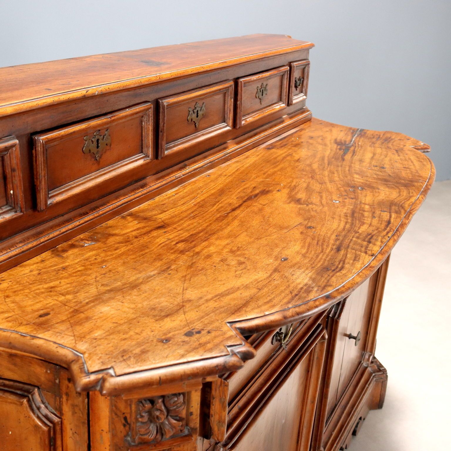 Barok dressoir met geschuinde hoeken in walnoot photo vintage