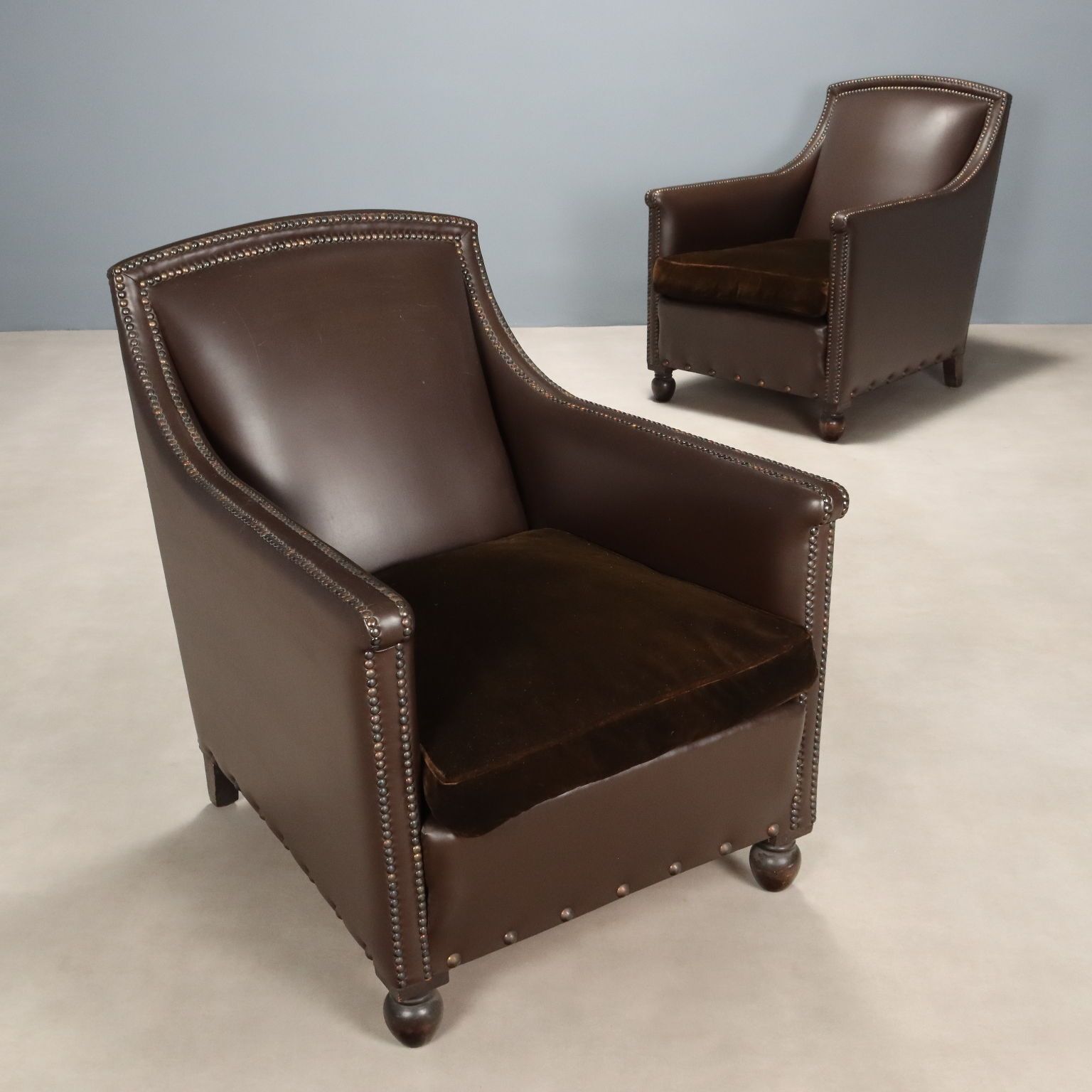 Fauteuils d'époque en cuir à clous, velours, Italie, XXe siècle