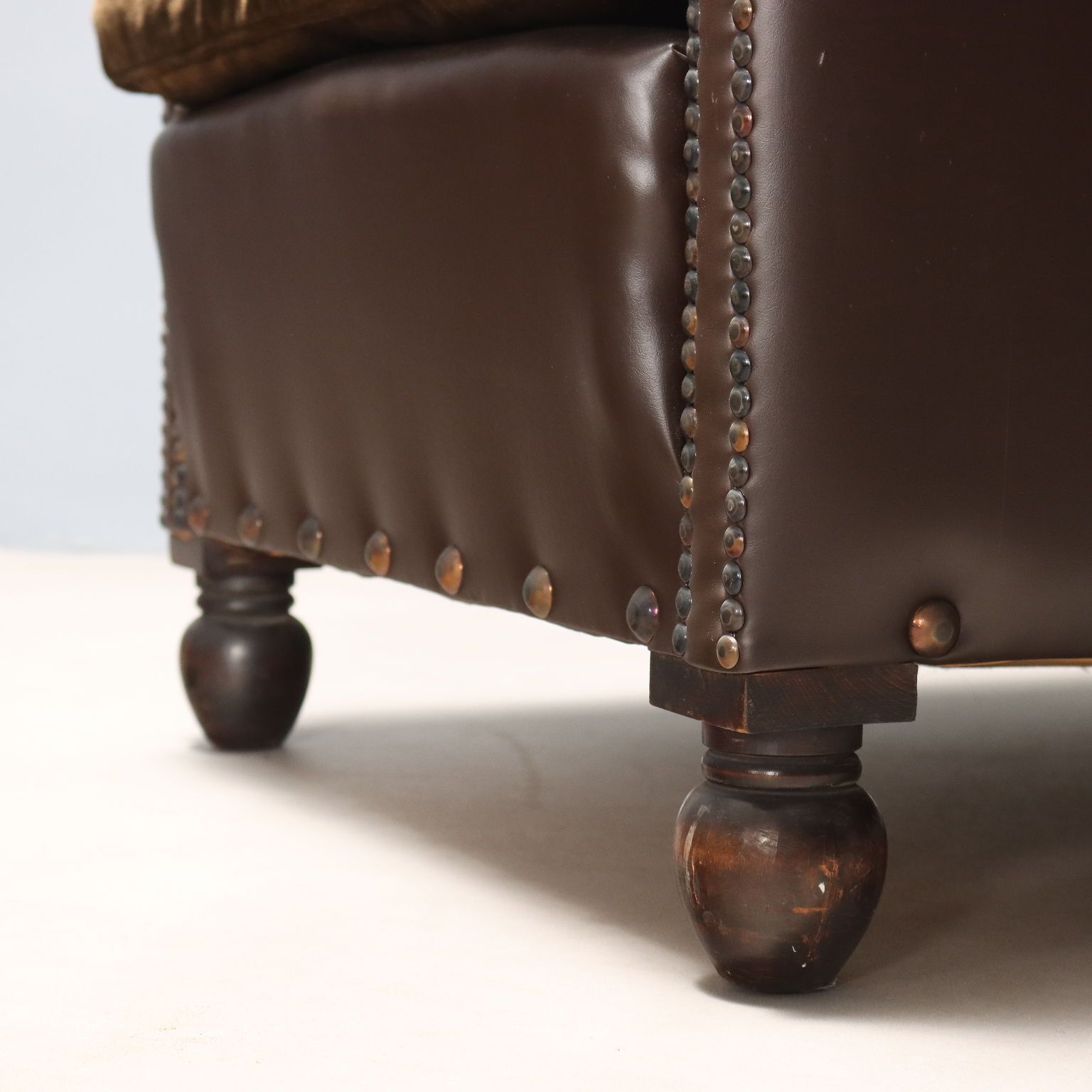 Fauteuils d'époque en cuir à clous, velours, Italie, XXe siècle photo vinterior
