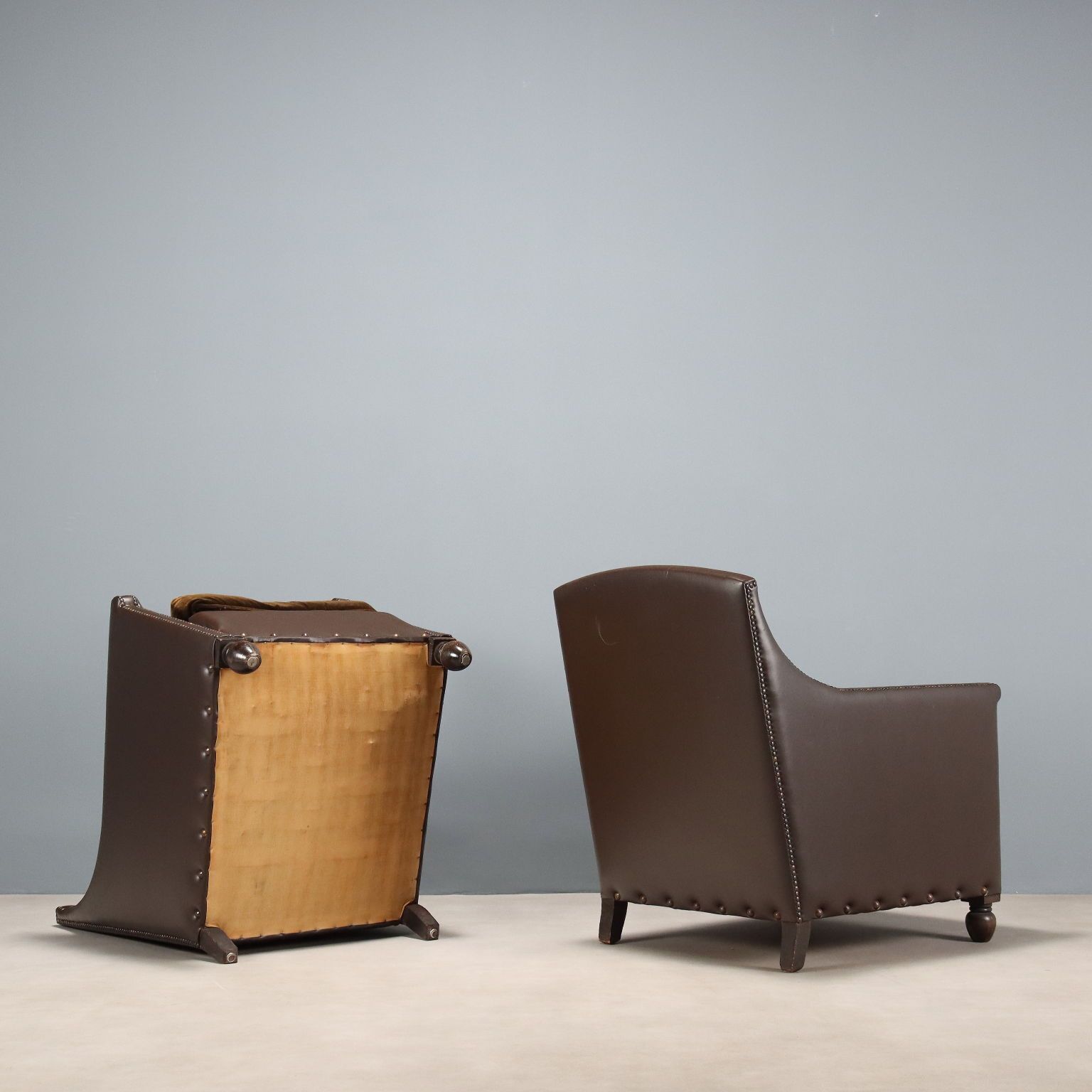 photo furniture Fauteuils d'époque en cuir à clous, velours, Italie, XXe siècle