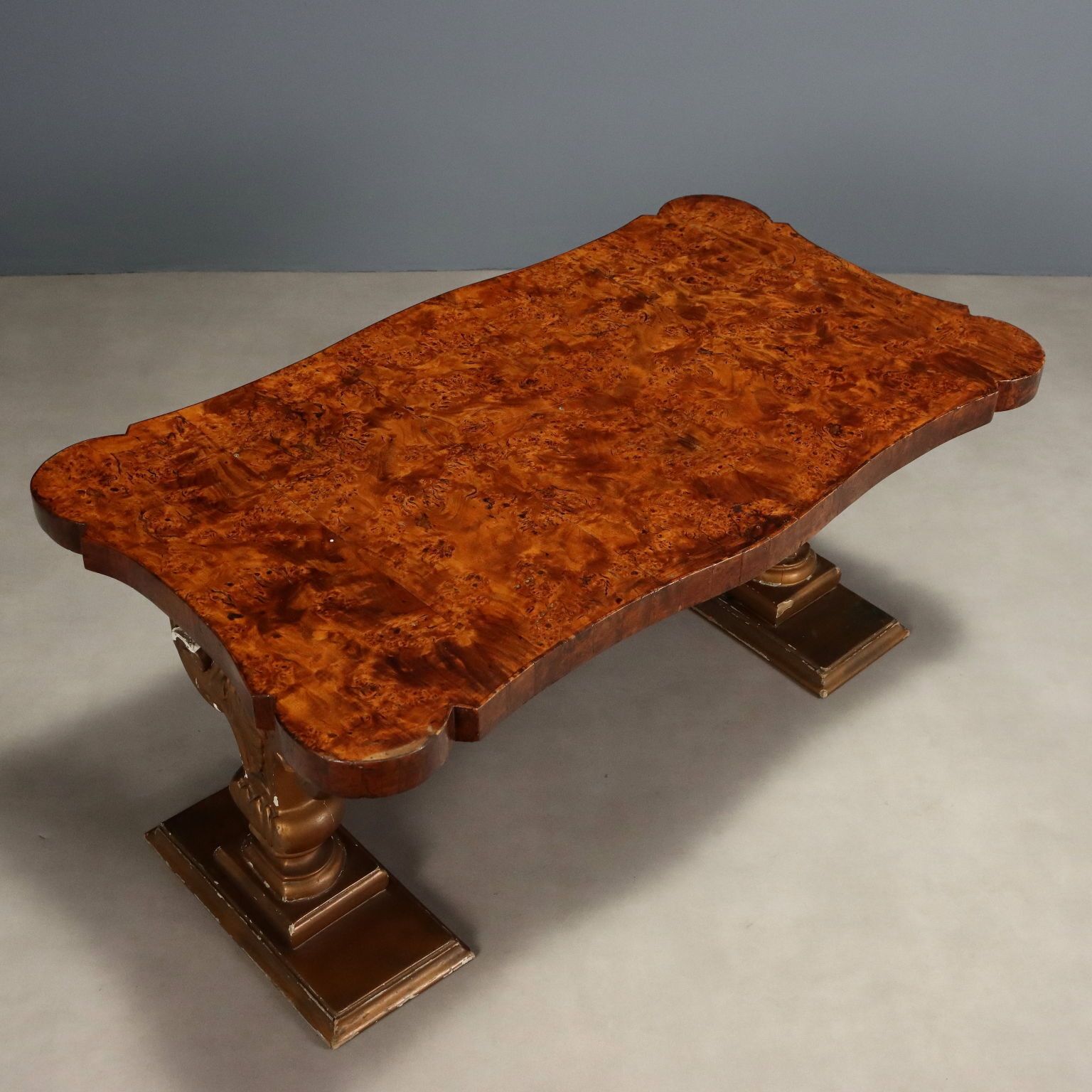 Table basse en bois sculpté   Italie, XXe siècle photo for sale