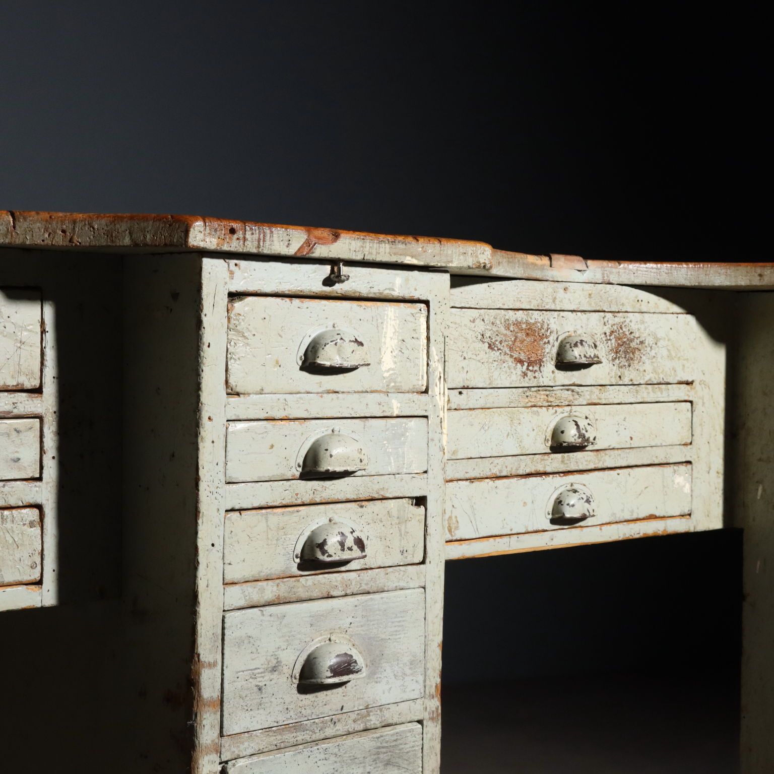 Table industrielle en sapin et orme, design italien, XXe siècle photo vinterior