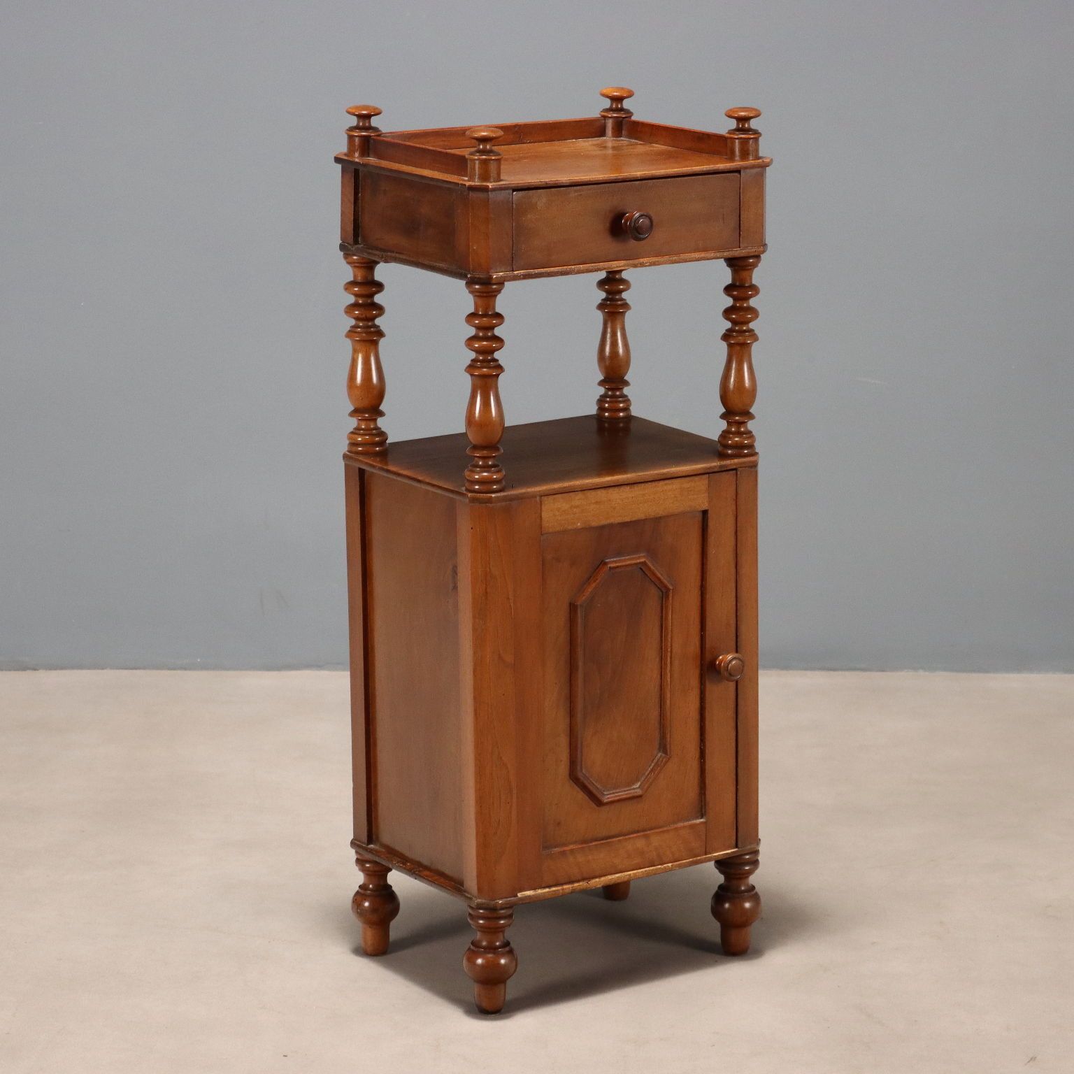 Table de chevet d'époque en noyer, tiroir, Italie, XIXe siècle