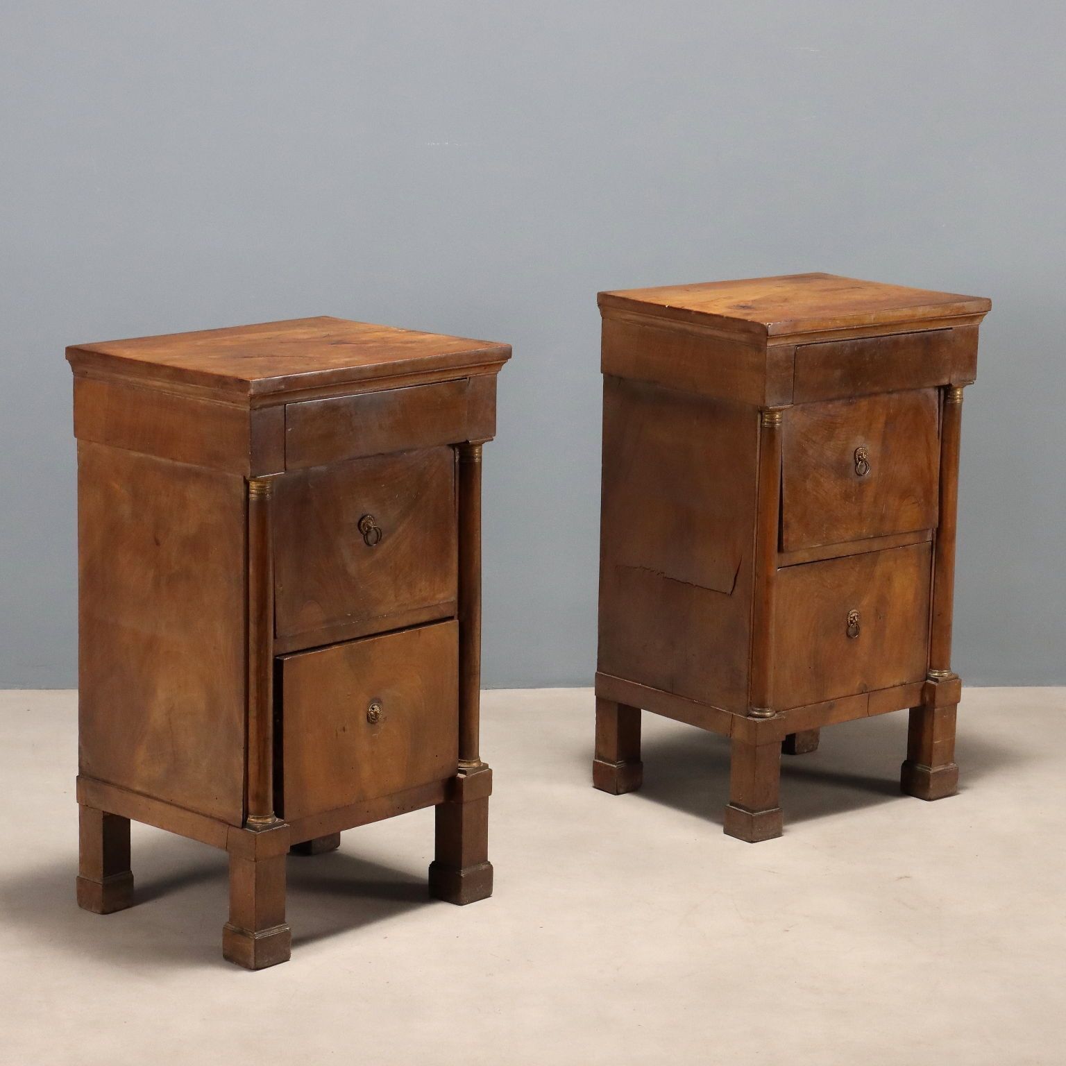 Tables de chevet de style Empire en noyer, début du XIXe siècle