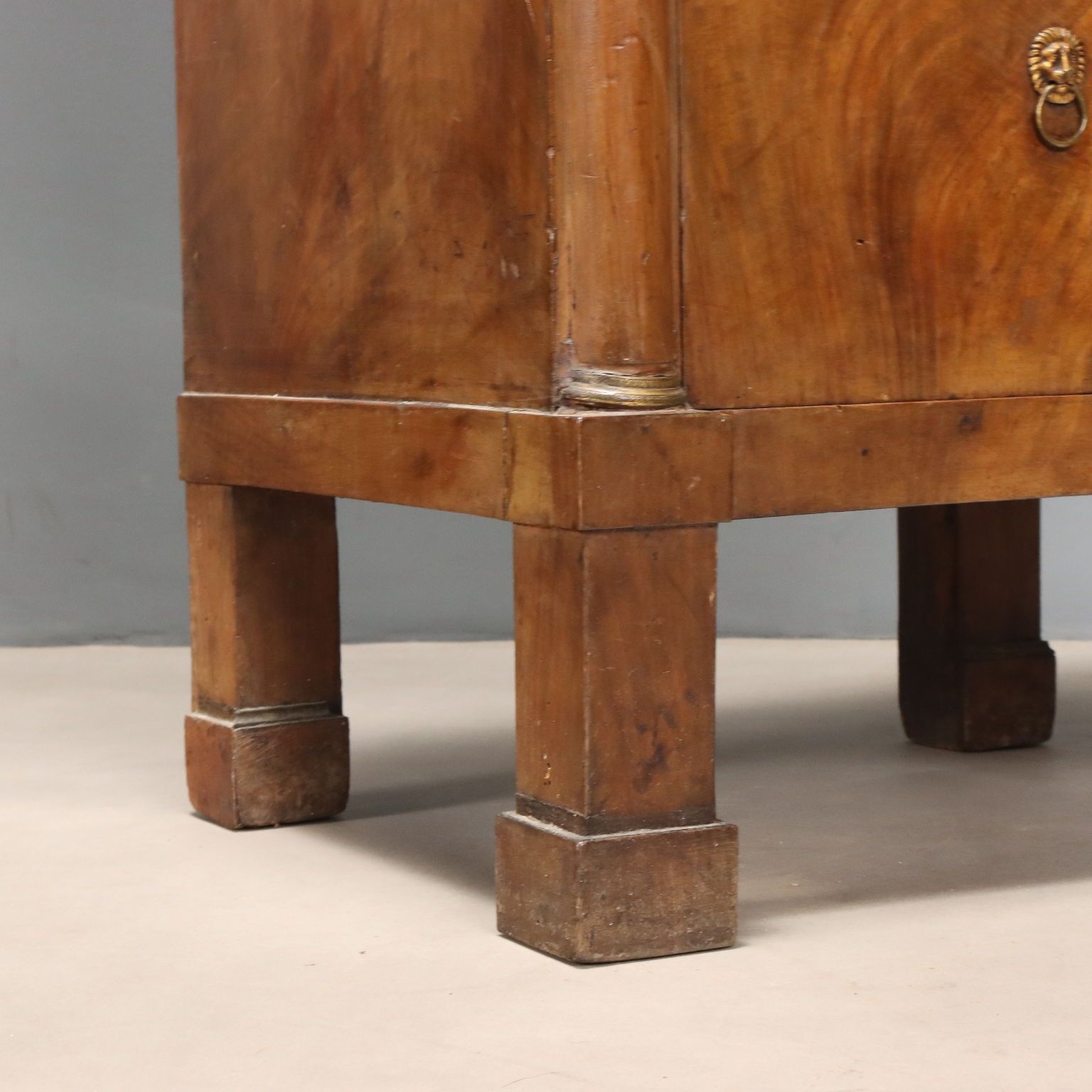 Tables de chevet de style Empire en noyer, début du XIXe siècle photo buy
