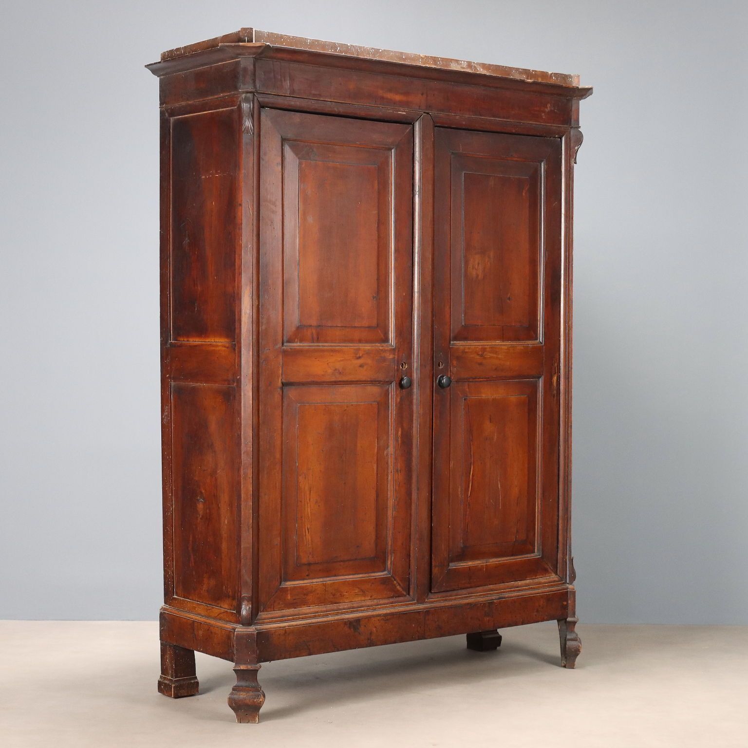 Armoire d'époque en noyer et peuplier, Italie, XVIIIe siècle