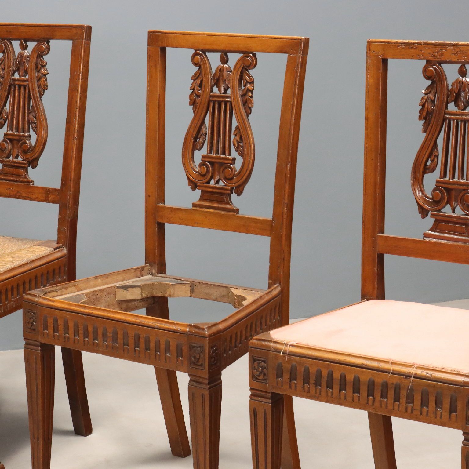 18e-eeuwse neoklassieke stoelen in walnoot photo for sale