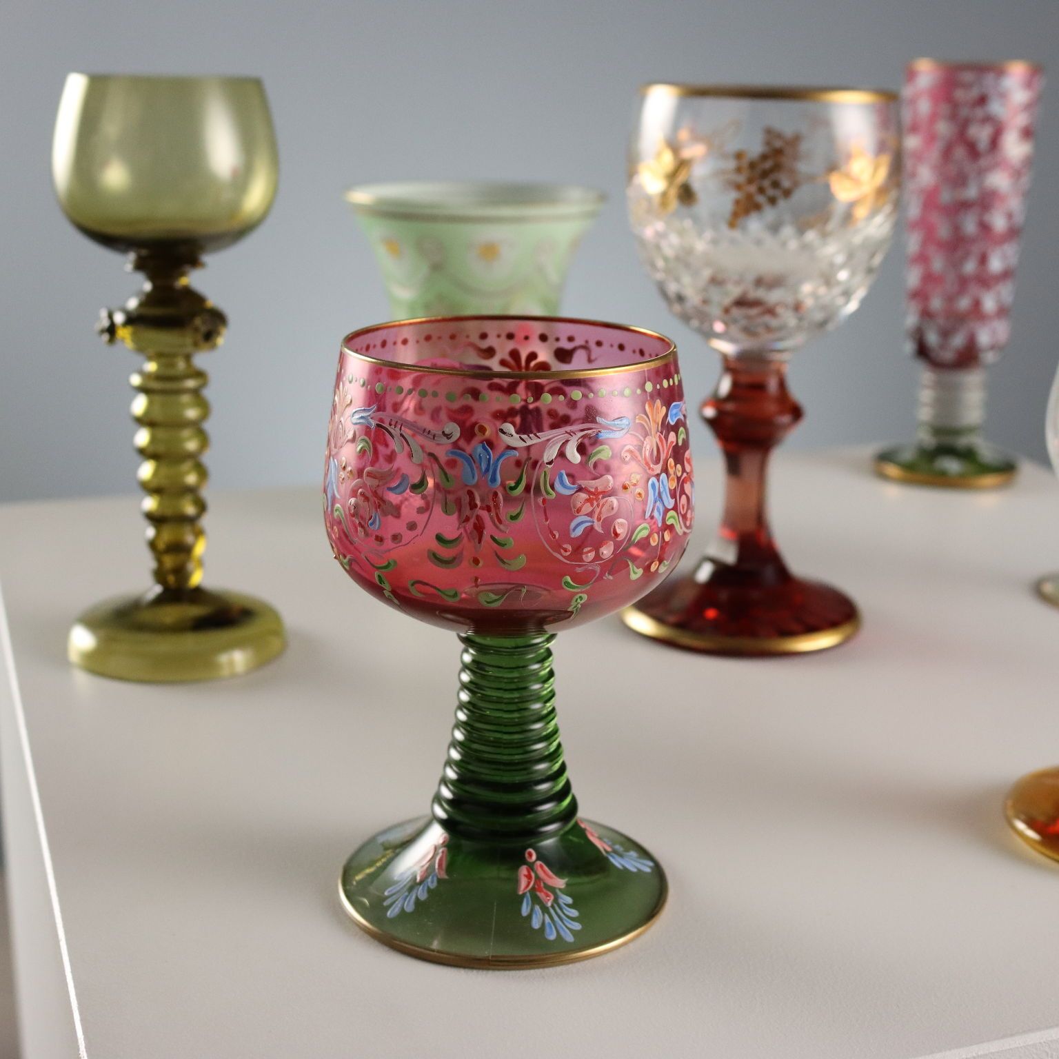 Vintage glazen, gekleurd en gegraveerd glas, 20e eeuw photo for sale