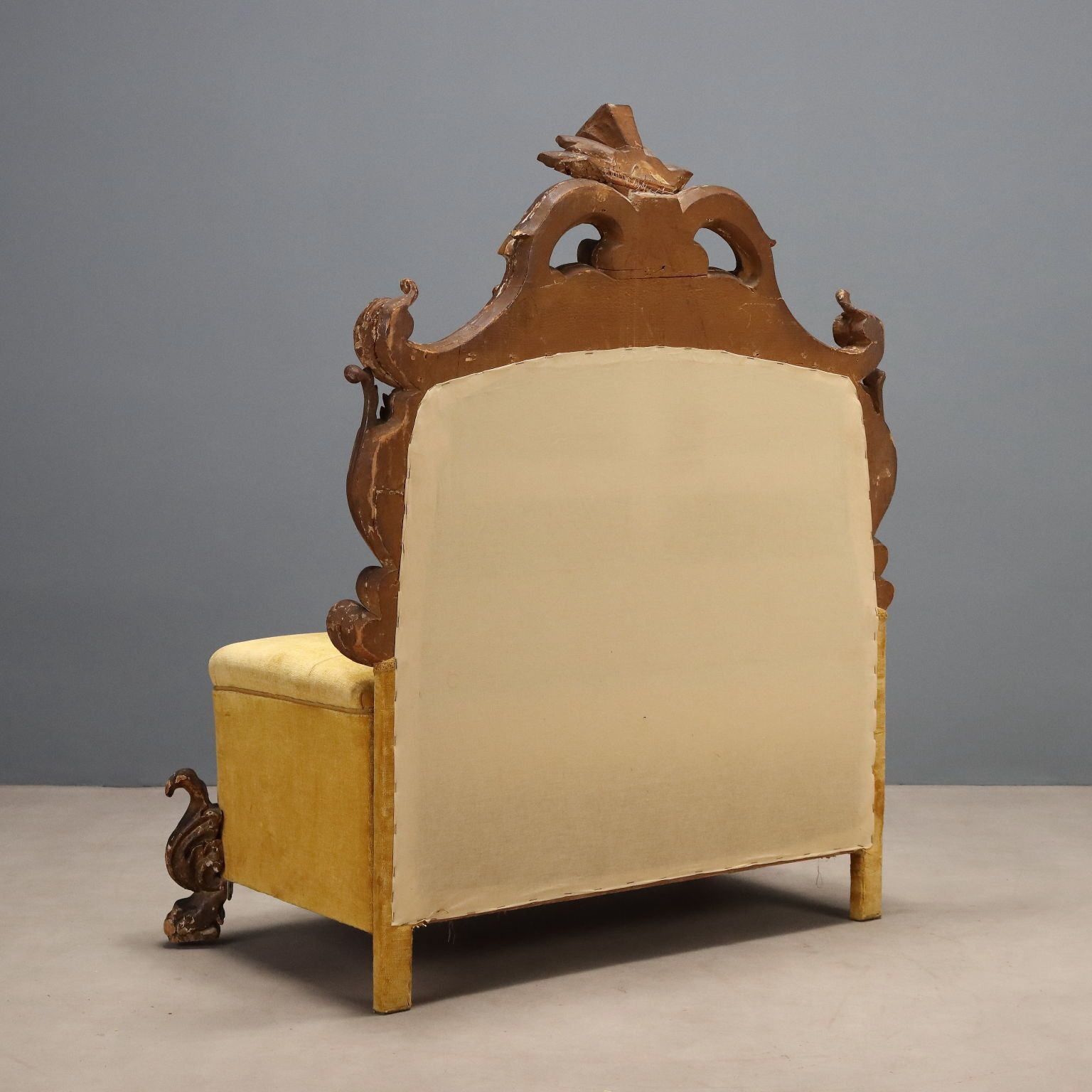 photo for sale Banquette de style baroque en bois doré et tissu, XIXe-XXe siècle