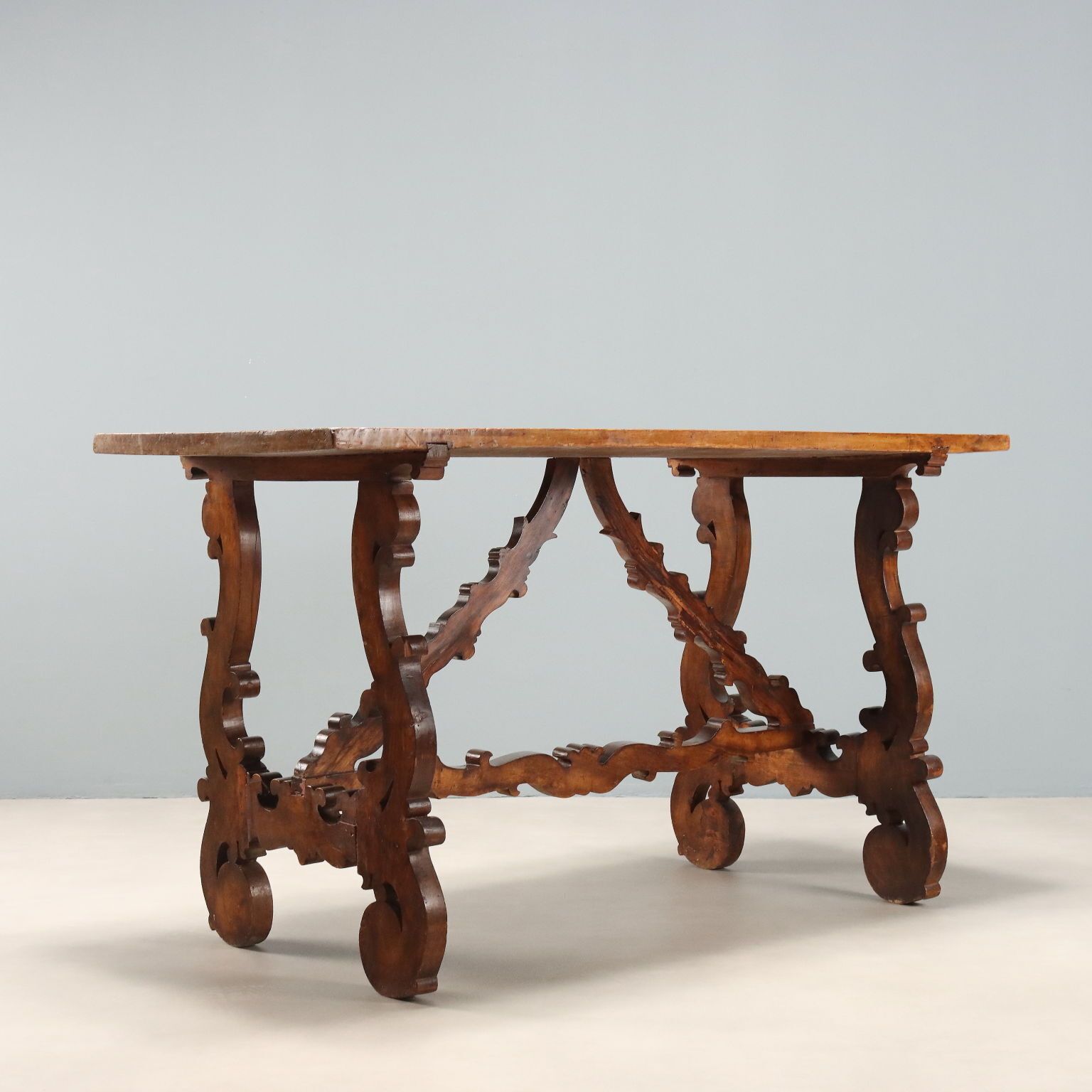 photo furniture Walnoten refectoriumtafel met antiek blad