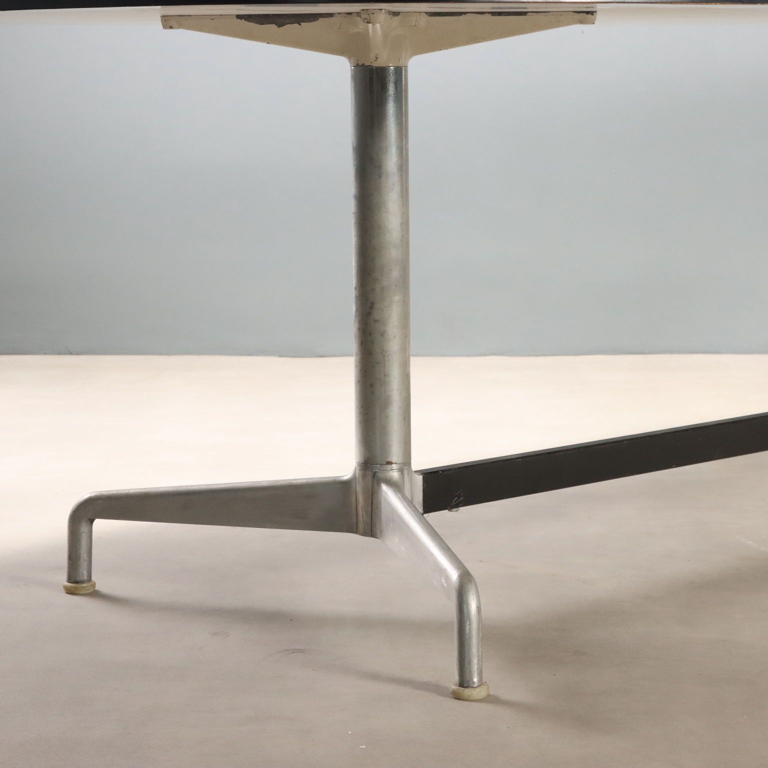 Grande table par Charles et Ray Eames photo vinterior