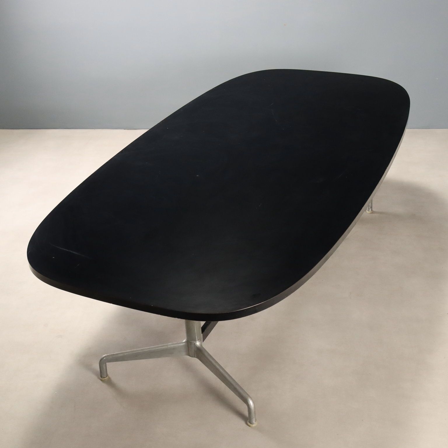 photo furniture Grande table par Charles et Ray Eames