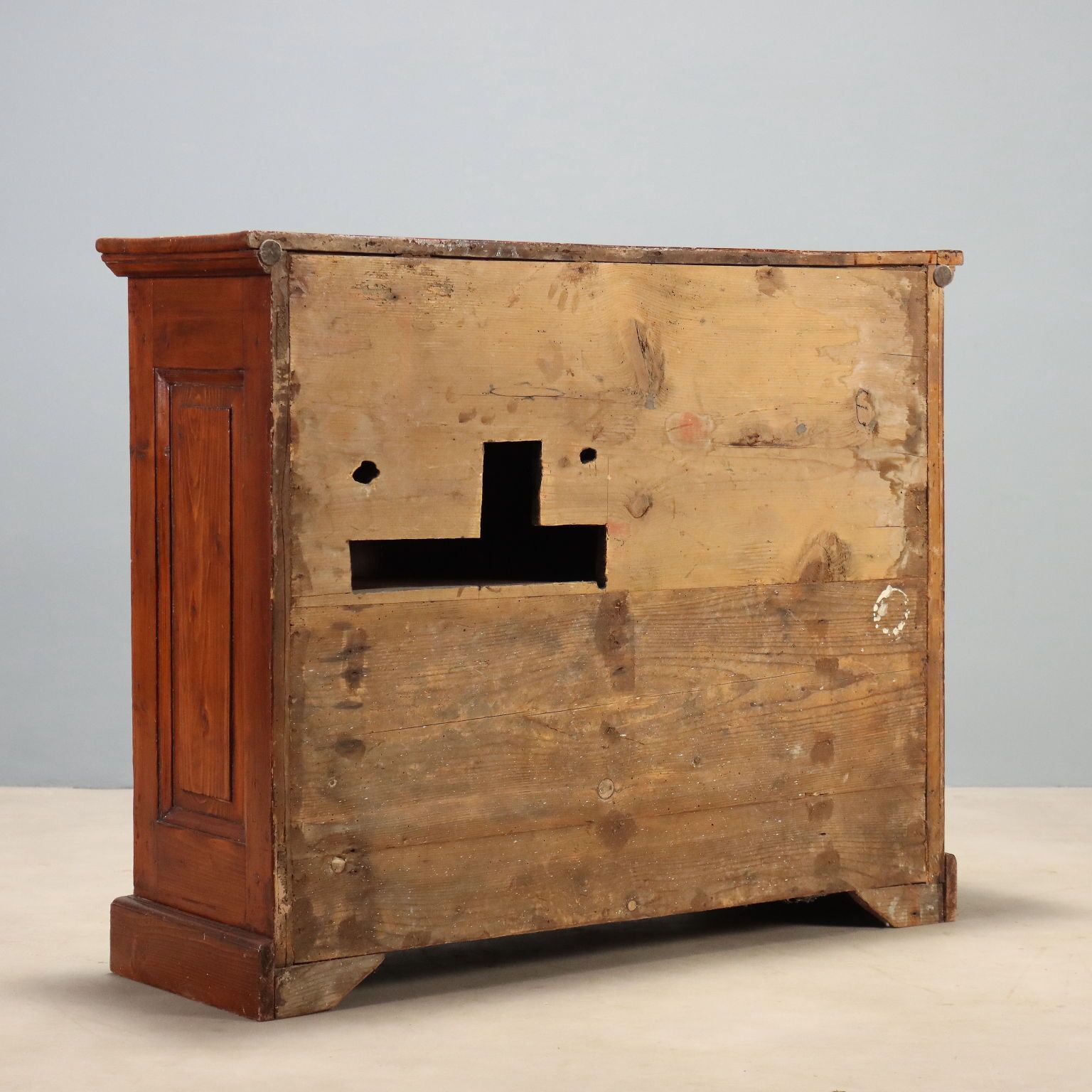 photo furniture Armoire d'époque en sapin à panneaux, Italie, milieu du XIXe siècle