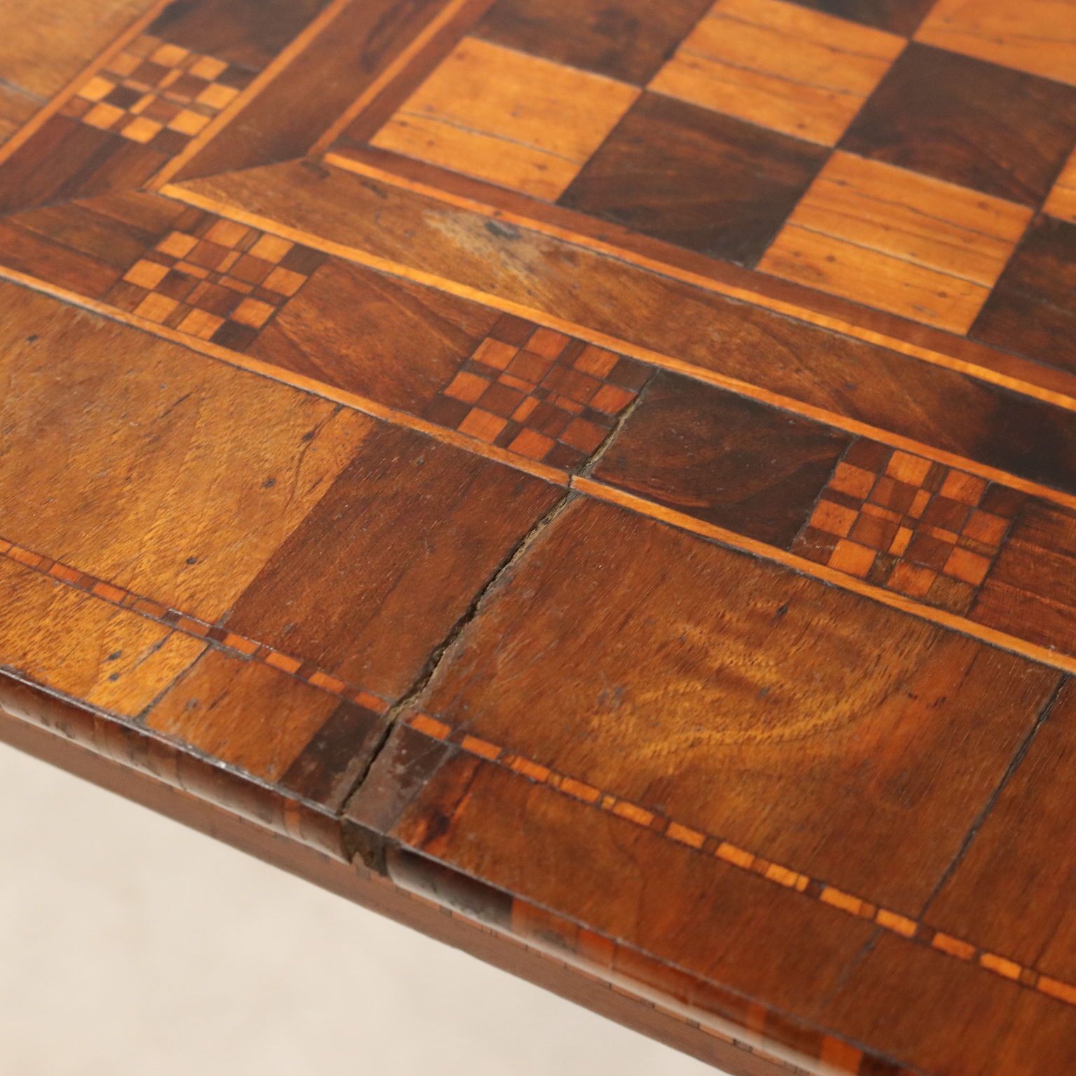 Table d'époque à marqueterie, motif échiquier, artisanat de Rolo, Italie, XIXe siècle photo vinterior