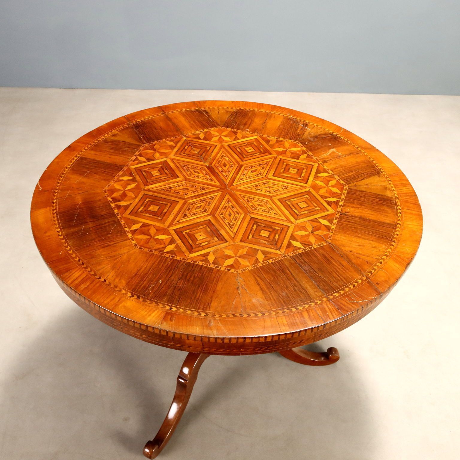 Table d'époque à marqueterie géométrique Emiliano photo for sale