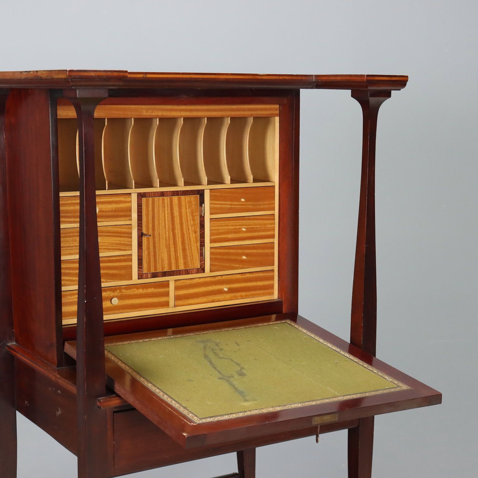 Bureau Arts and Crafts en acajou et érable photo for sale