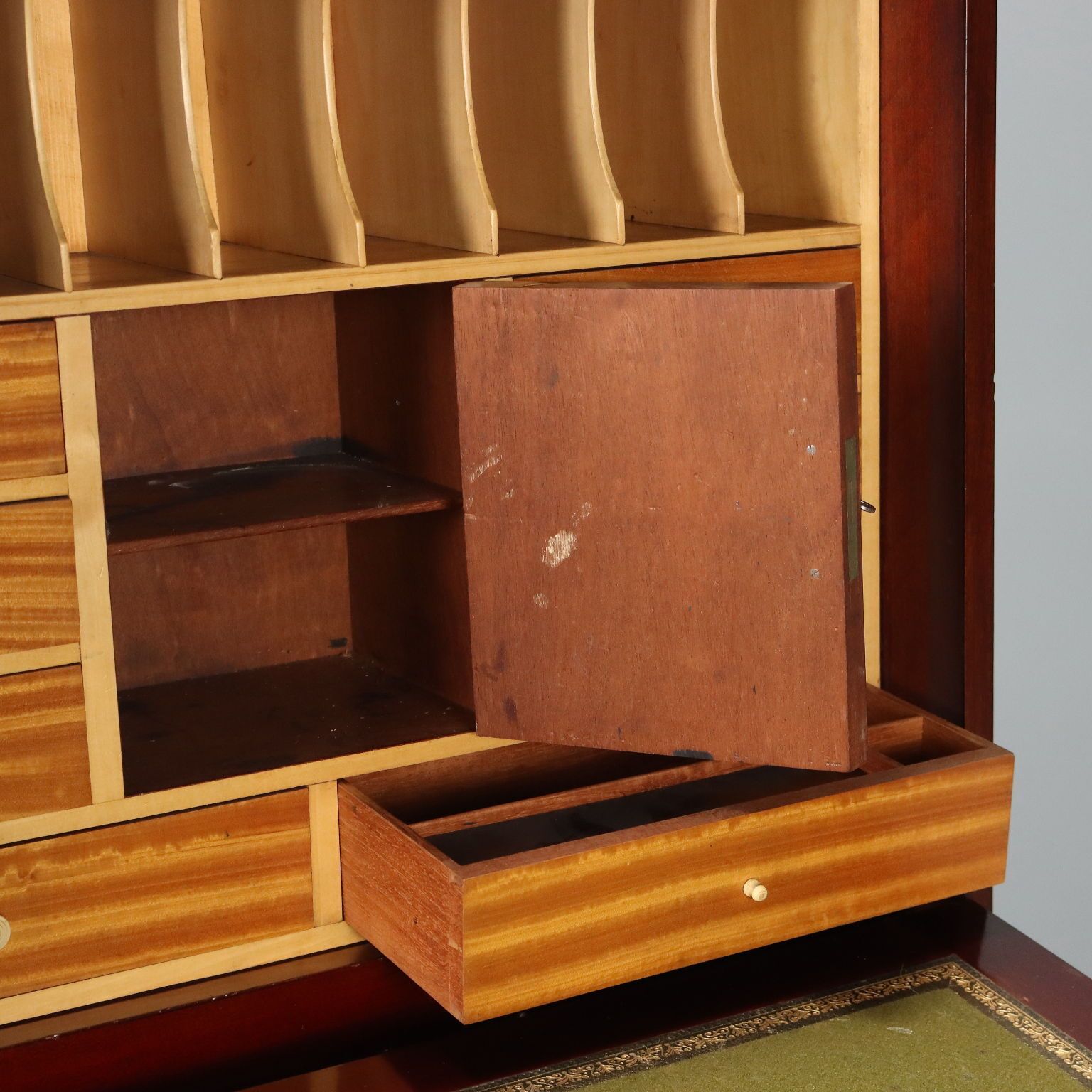 Bureau Arts and Crafts en acajou et érable photo vinterior