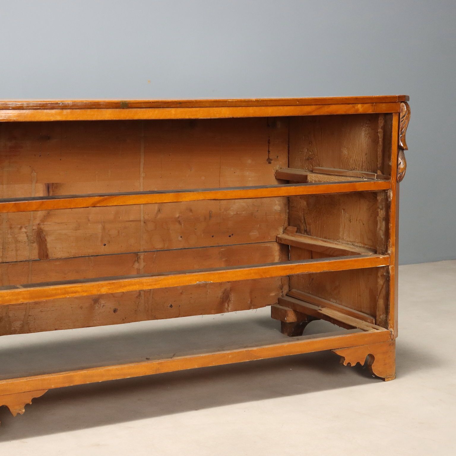 photo for sale Commode en noyer avec marqueterie centrale, début du XXe siècle