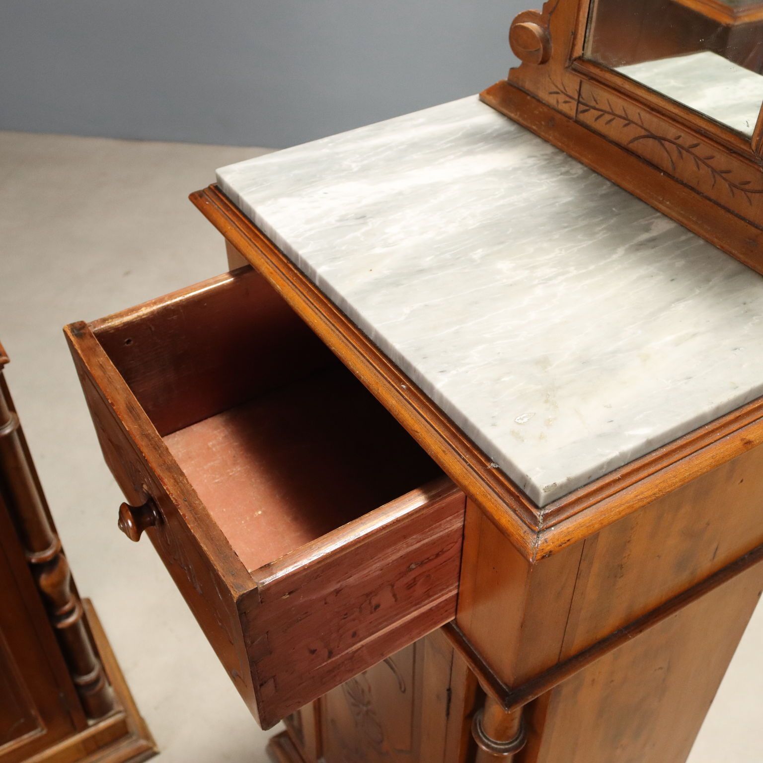 Paire de tables de chevet en noyer photo 420.0